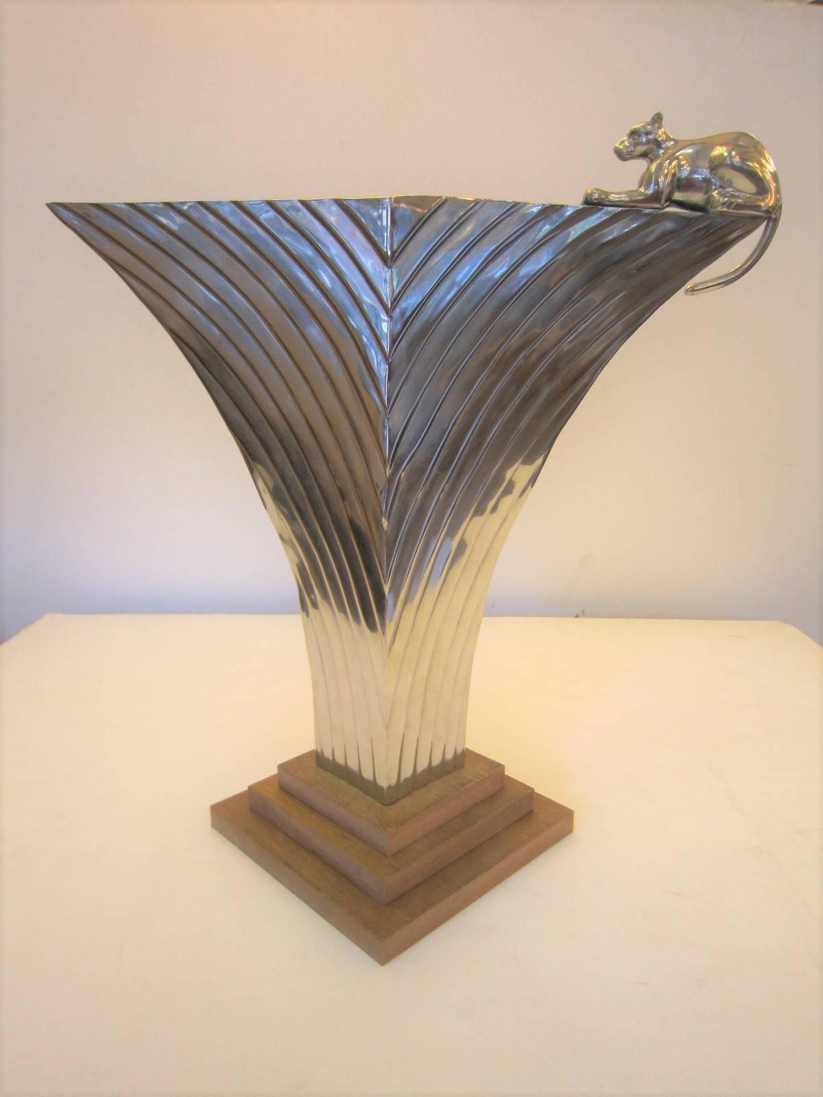 Très grand vase en laiton nickelé cannelé Art Déco Revival avec panthère en vente 9