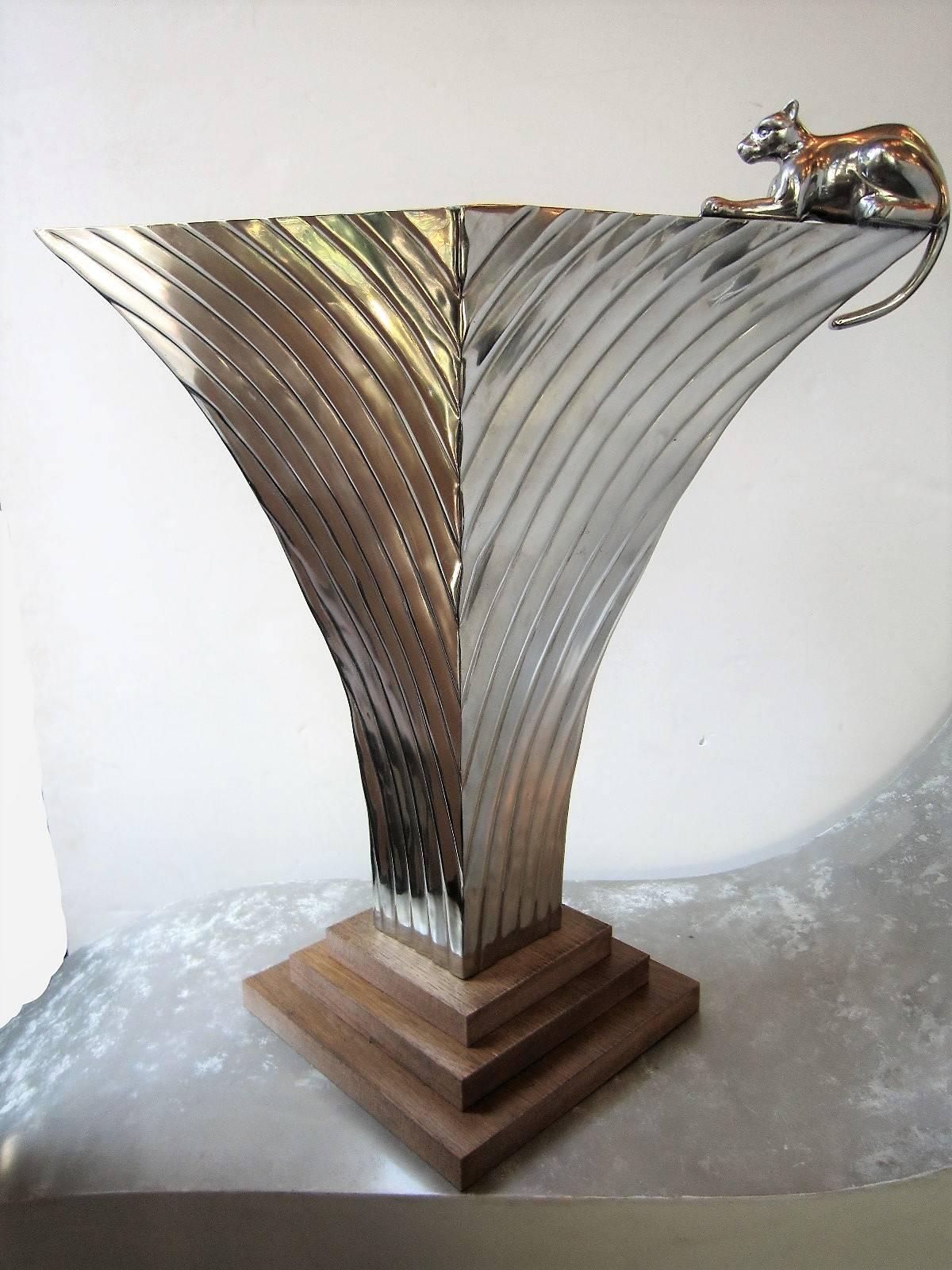 Très grand vase en laiton nickelé cannelé Art Déco Revival avec panthère en vente 4