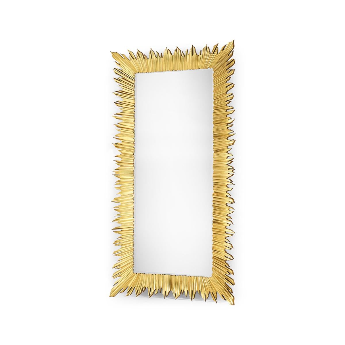Miroir rectangulaire ensoleillé sur pied, finement détaillé et doré, avec une grande vitre centrale et de multiples 