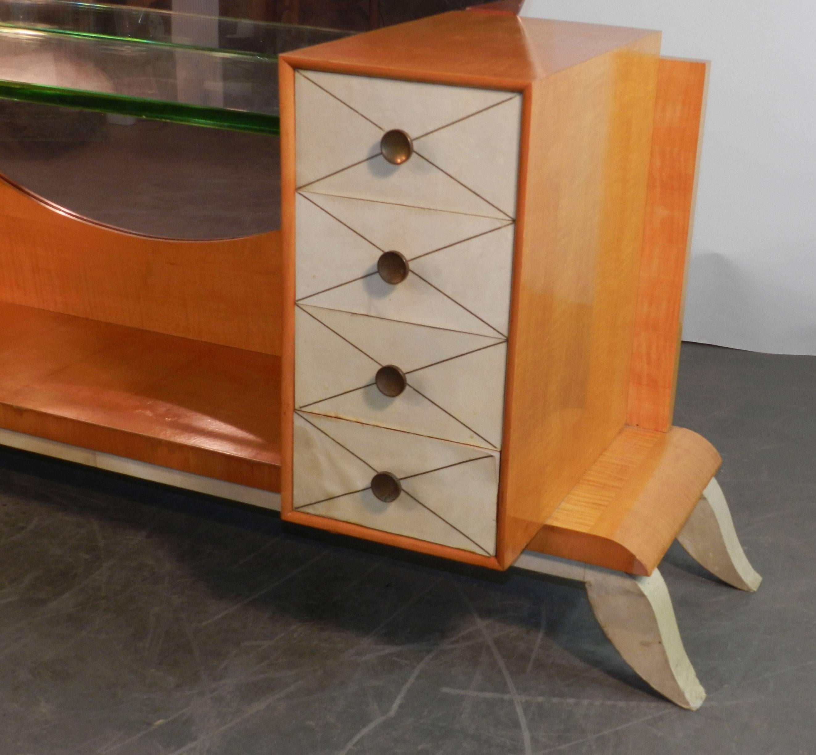 Français Très grand meuble-lavabo Art Deco en noyer blond, parchemin et miroir en vente