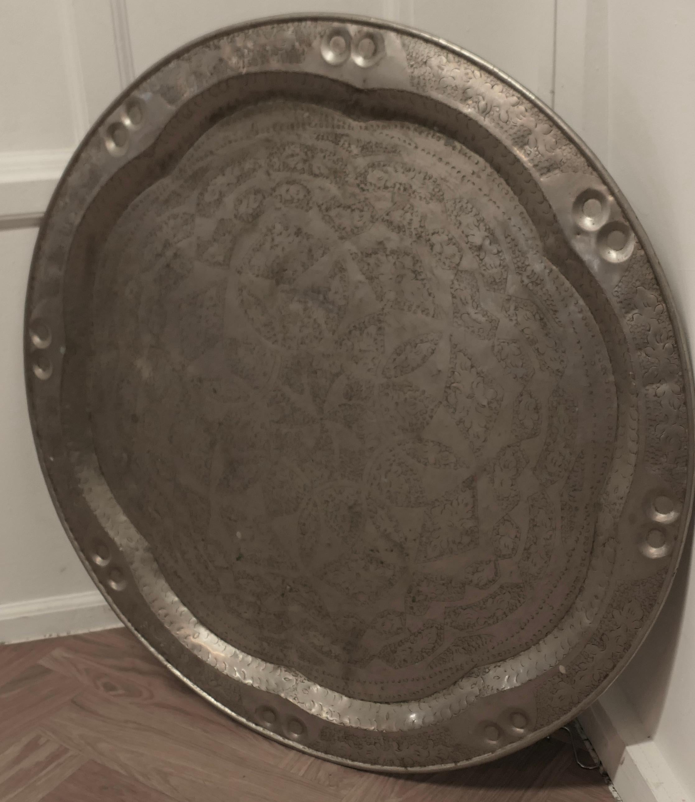 Piatto da parete in peltro battuto molto grande di arte e artigianato In condizioni buone in vendita a Godshill, Isle of Wight
