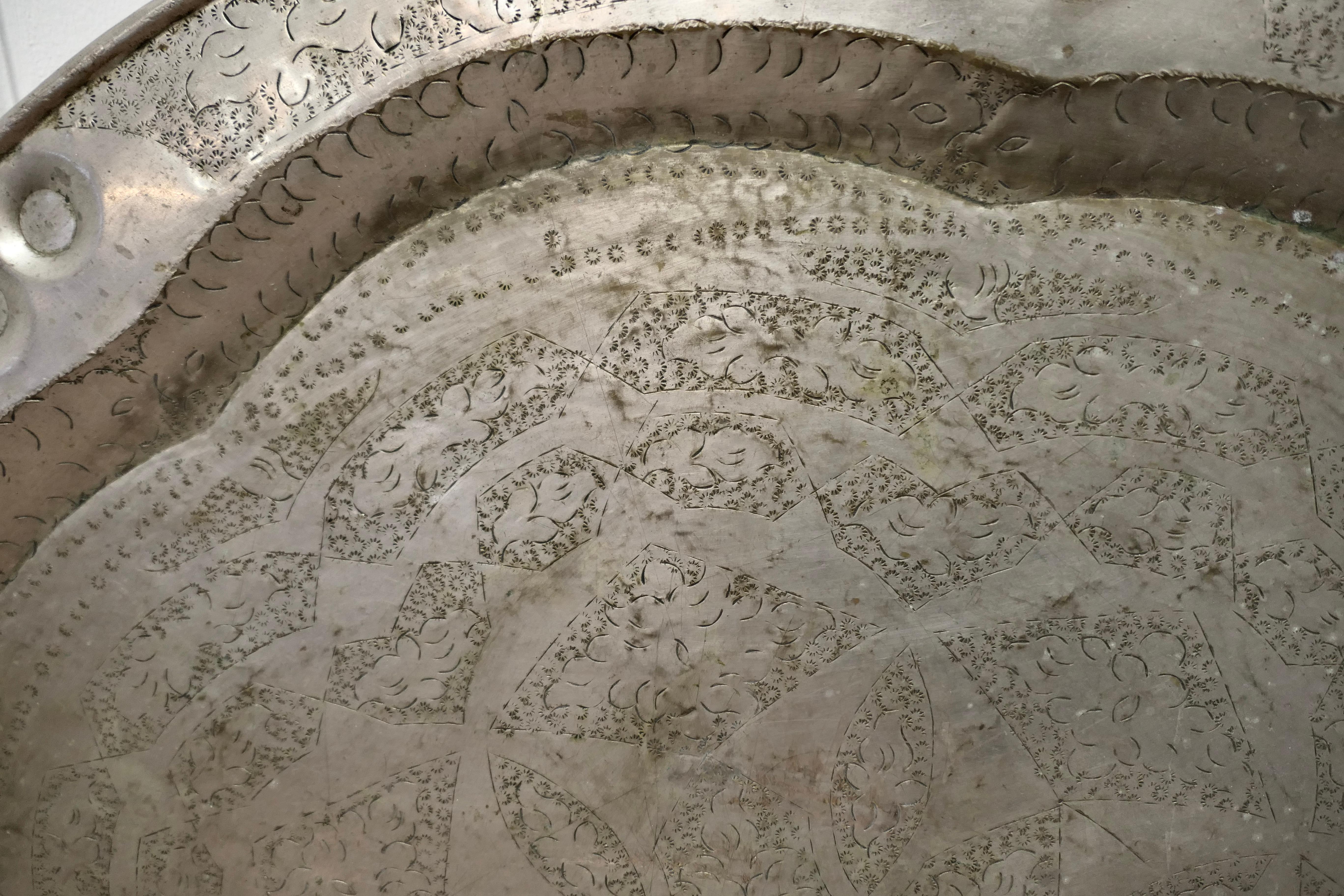 Fine XIX secolo Piatto da parete in peltro battuto molto grande di arte e artigianato in vendita