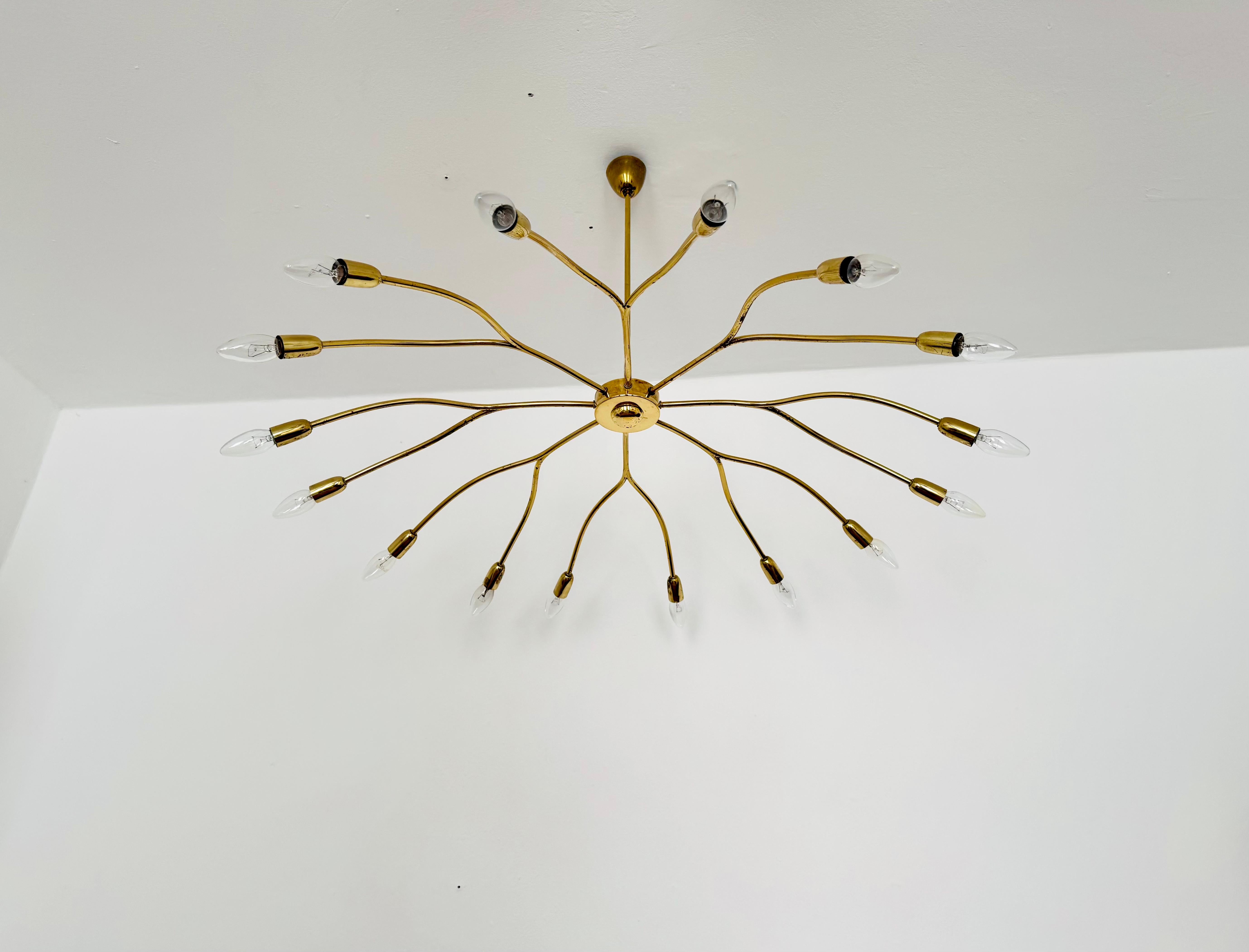 Außergewöhnlich schöner und sehr großer Kronleuchter aus den 1950er Jahren.
Diese sehr große Lampe ist sehr selten und besticht durch ihre liebevollen Details.
Eine atemberaubende Lampe und eine echte Bereicherung für jedes Zuhause.

Hersteller: