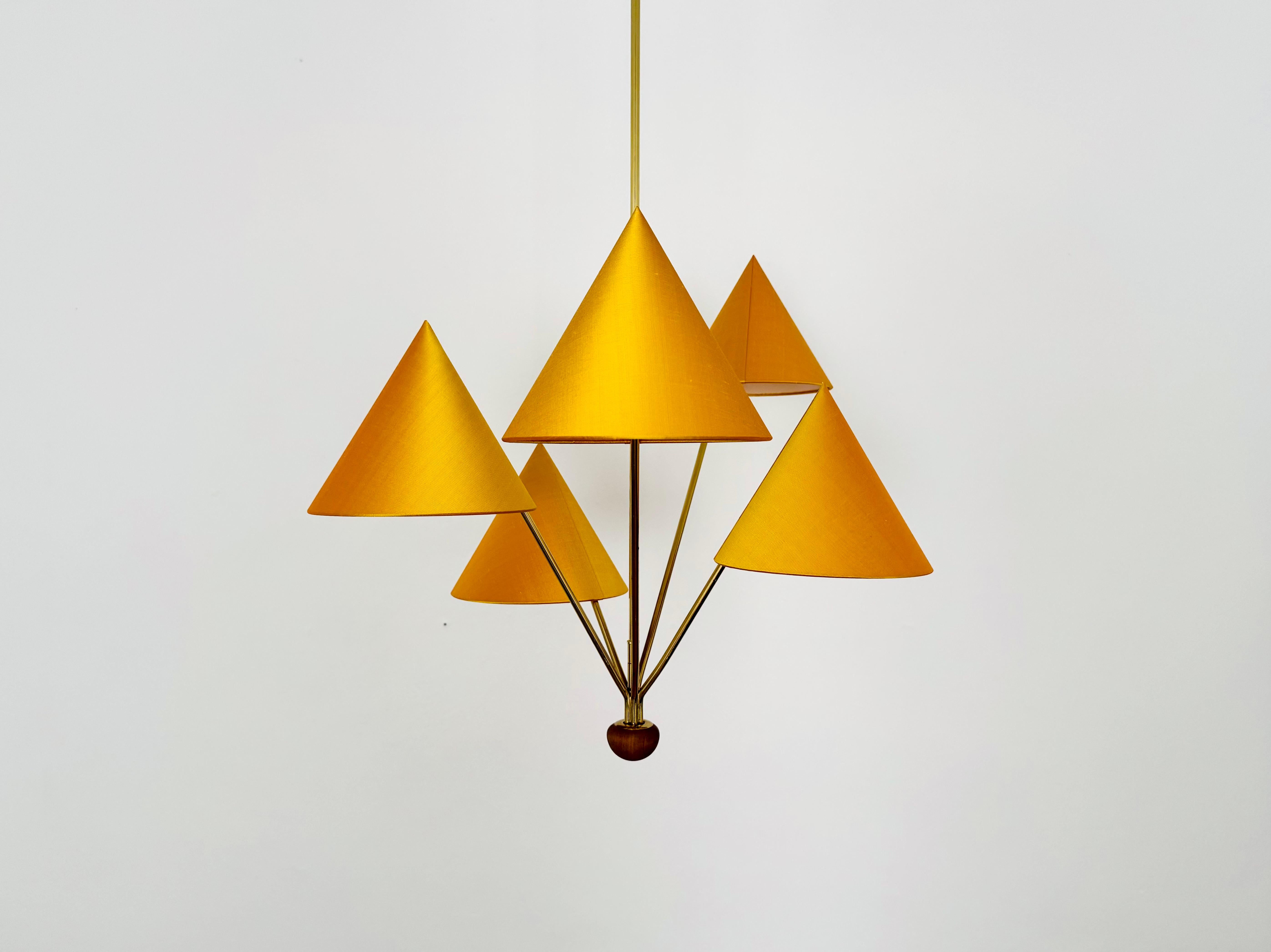 Lustre des années 1950 d'une beauté à couper le souffle.
Design/One par Rupert Nikoll.
Il y a une lumière très agréable.

Fabricant : Rupert Nikoll

Condit :

Très bon état vintage avec de légers signes d'usure.
Belle patine sur le laiton.
Les