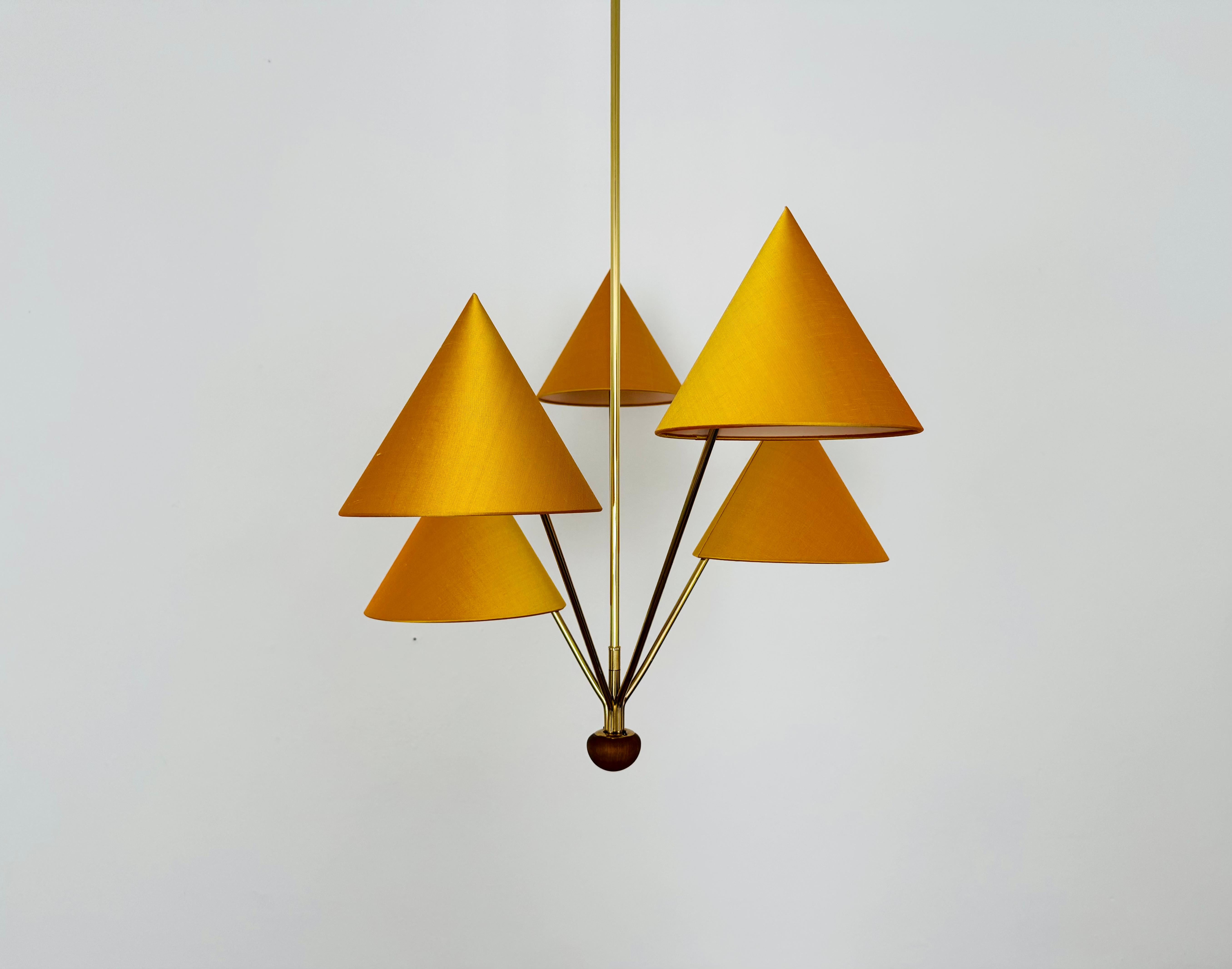Mid-Century Modern Très grand lustre autrichien en laiton de Kalmar en vente