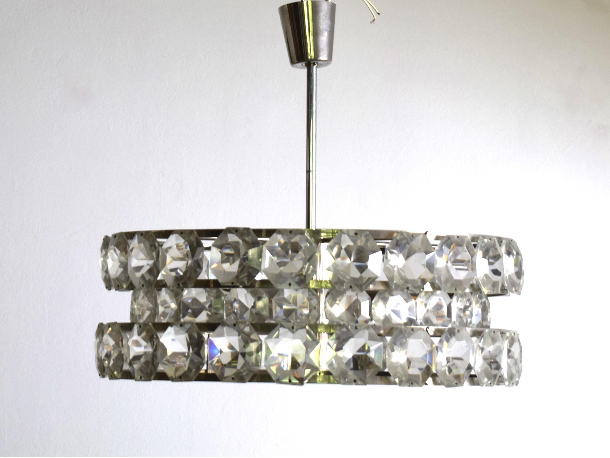 Prestigiosa lámpara de araña de Bakalowits.
3 filas de grandes elementos de vidrio tallado a mano (7 cm de diámetro).
4 tomas E27.
Fabricación de muy alta calidad (latón niquelado).
Excelente estado original.