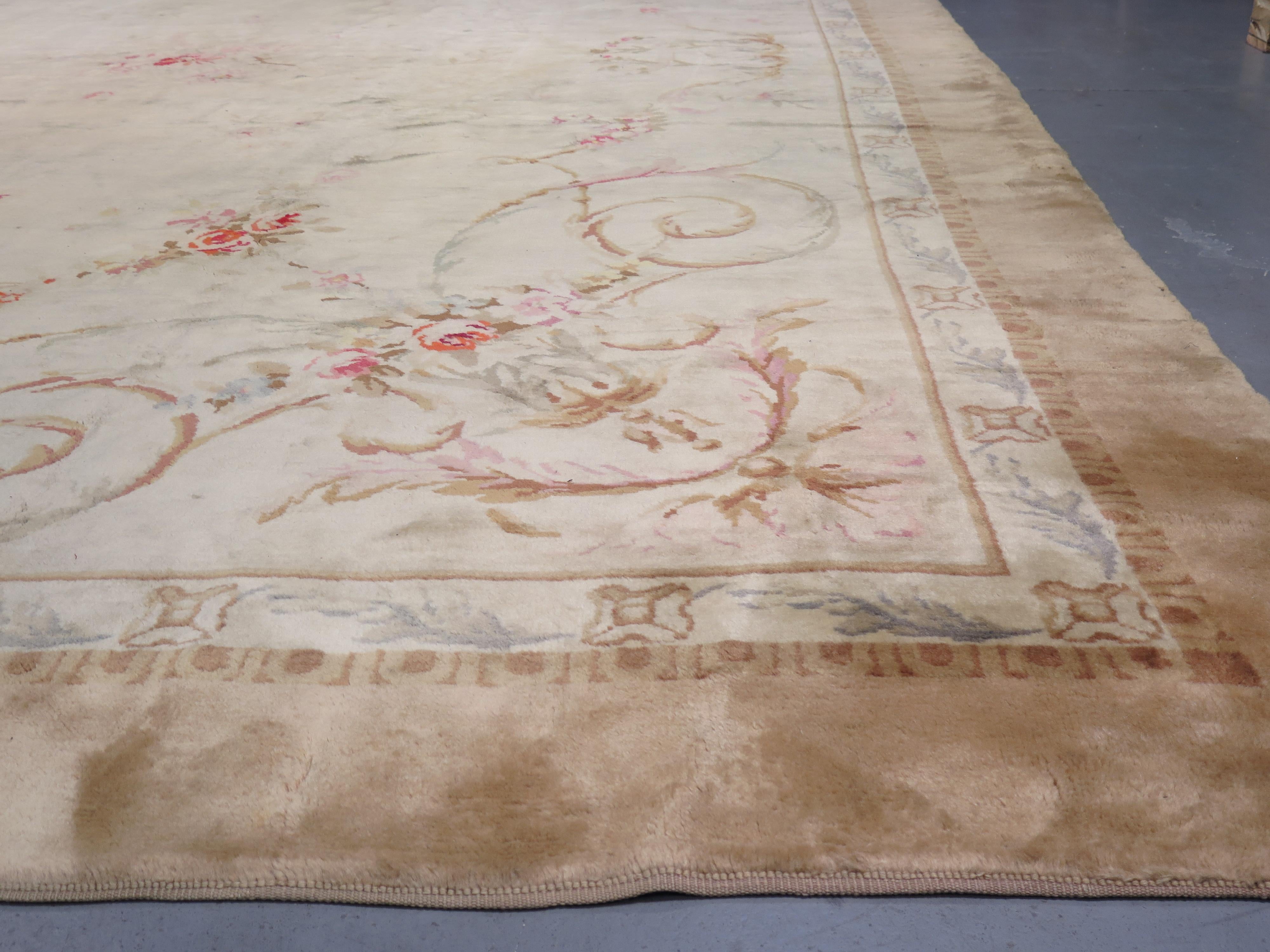Les pièces de la Savonnerie sont sans aucun doute les plus prestigieuses de tous les tapis européens à poils noués. La manufacture de la Savonnerie a été créée en 1615 par Pierre DuPont, dans une usine de savon désaffectée en aval de Paris, en