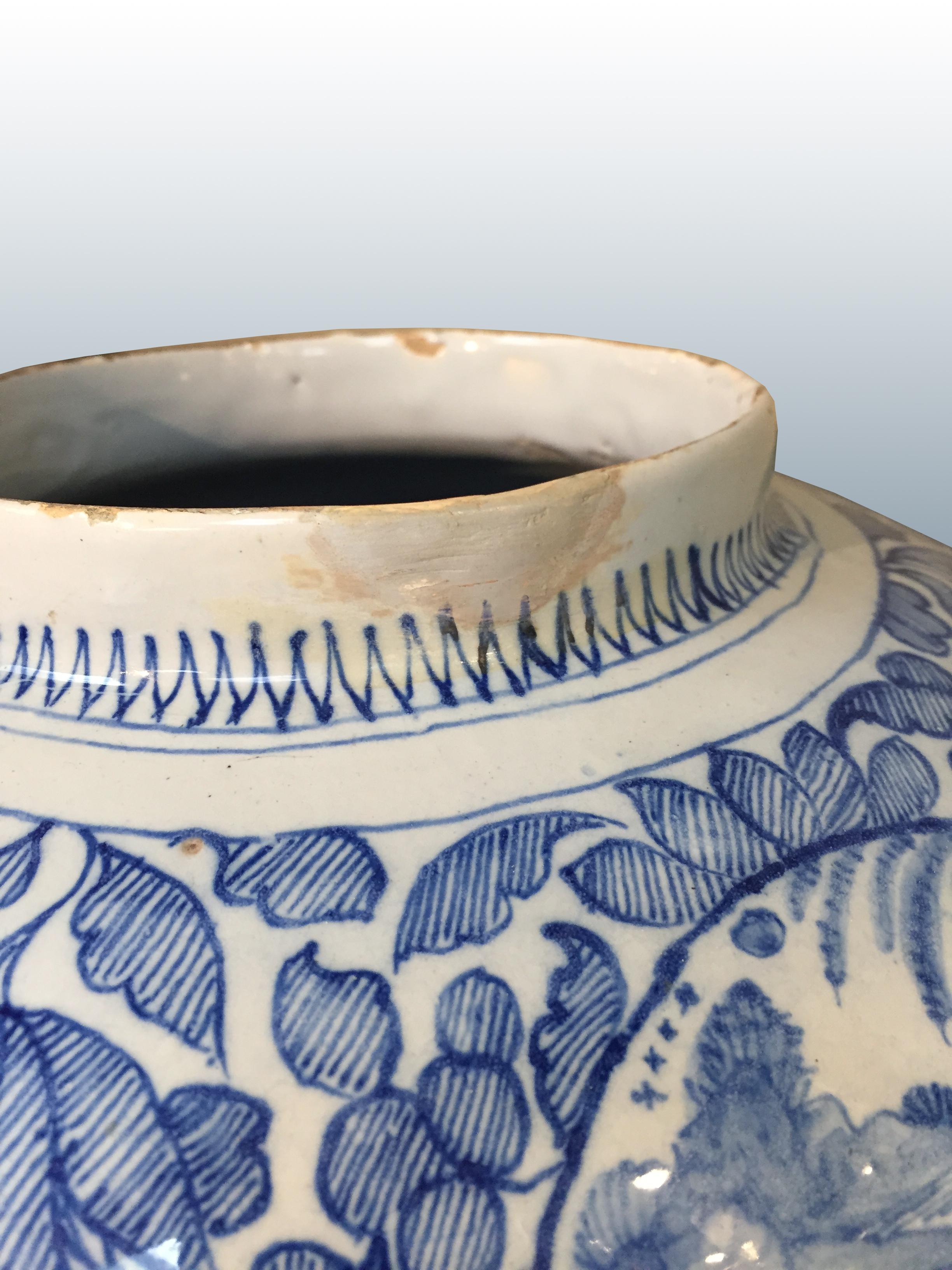 Große blau-weiße niederländische Delfter Vase in Chinoiserie, frühes 18. Jahrhundert im Angebot 3