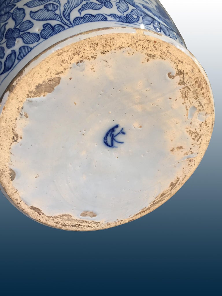 Vase En Faïence Bleu Et Blanc - Style Chinois Delft, Motifs Fleurs Et Feuillages