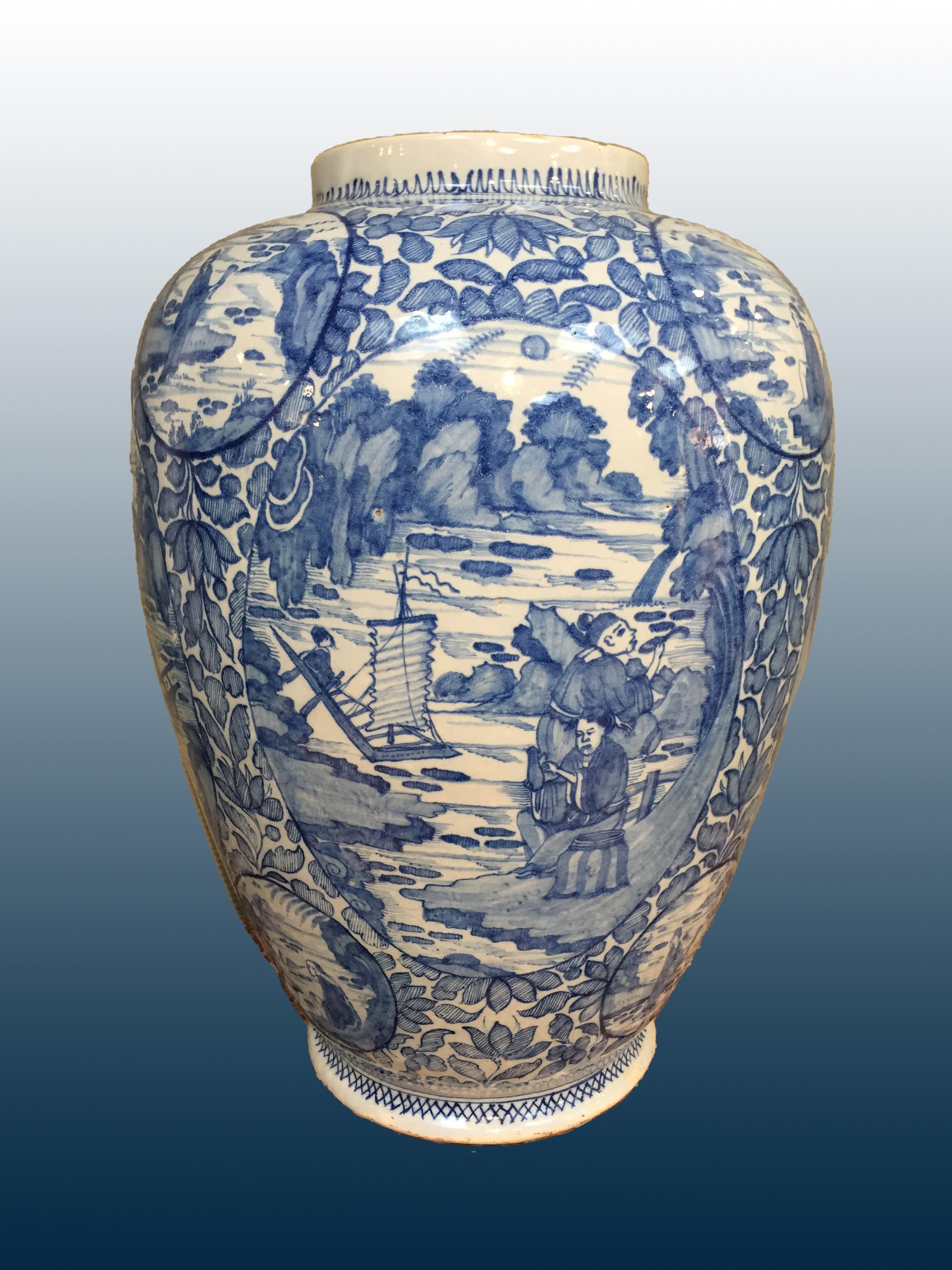 Eine seltene und sehr große, frühe niederländische Delfter Vase mit Chinoiserie-Dekor.

Ursprünglich: Delft, die Niederlande
Datum: 1724 - 1757
Workshop: De Metaale Pot unter der Leitung von Cornelis Koppens.
Gekennzeichnet mit CK für Cornelis