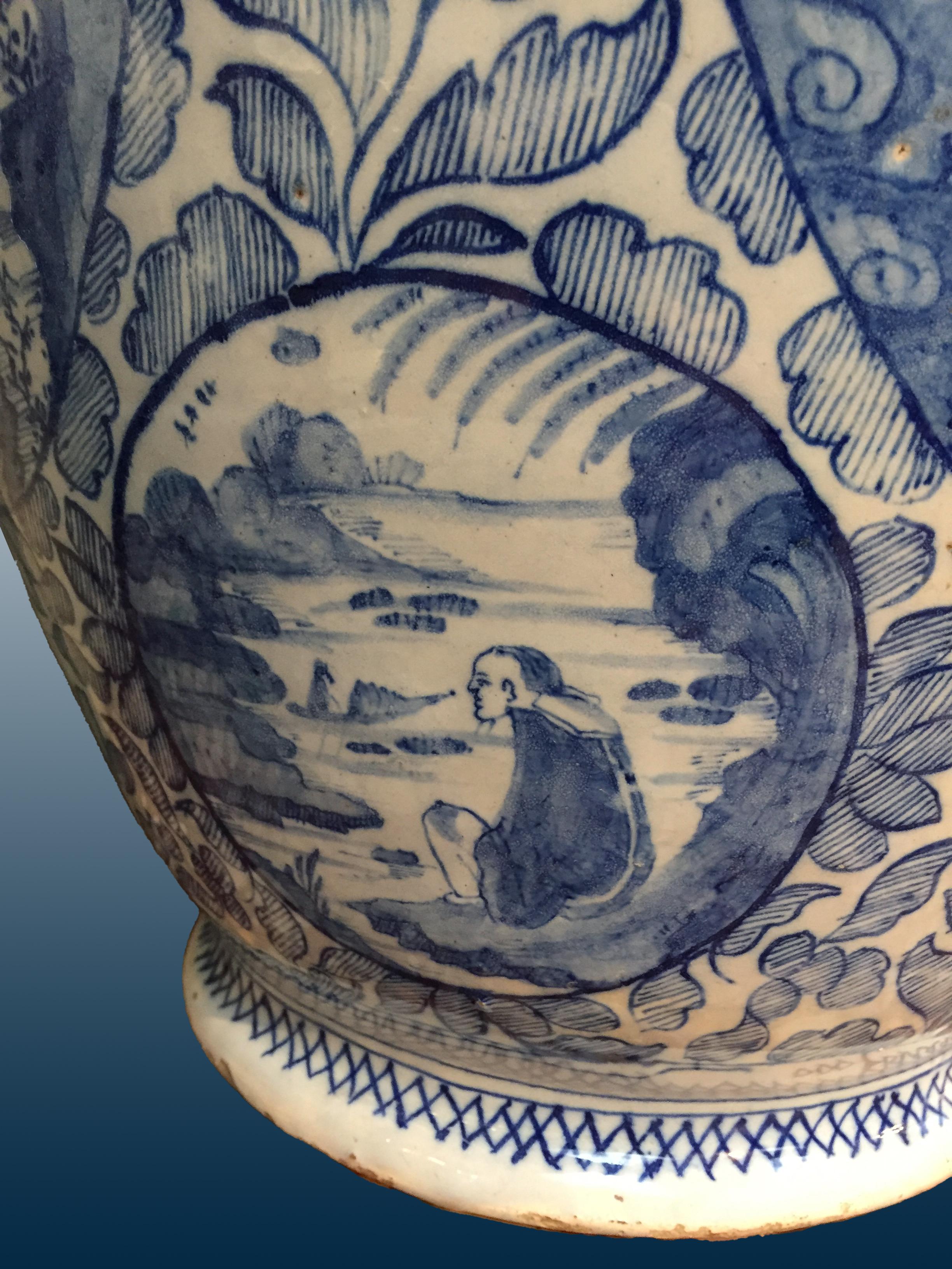 Große blau-weiße niederländische Delfter Vase in Chinoiserie, frühes 18. Jahrhundert (Niederländisch) im Angebot