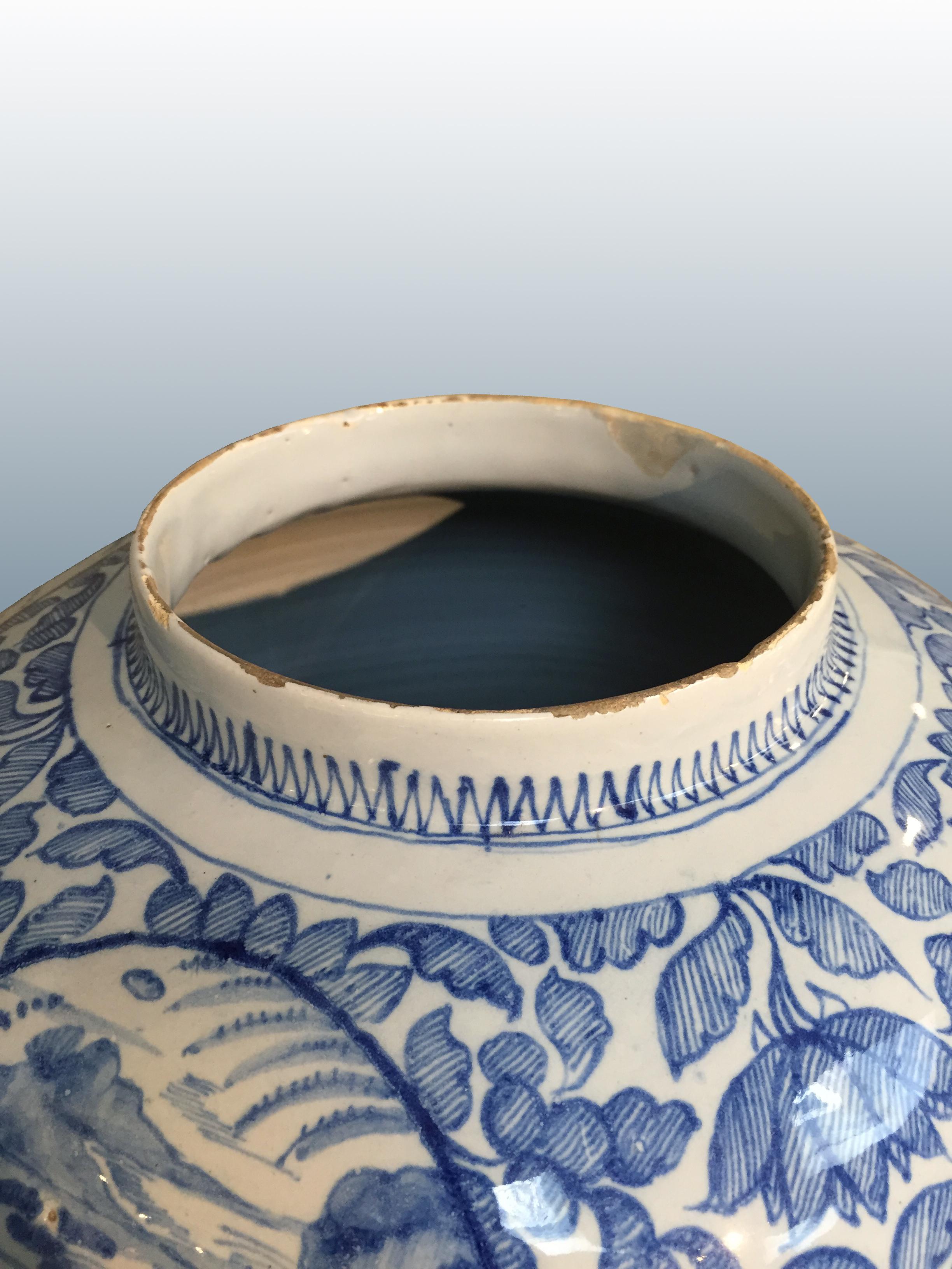 Große blau-weiße niederländische Delfter Vase in Chinoiserie, frühes 18. Jahrhundert im Angebot 2