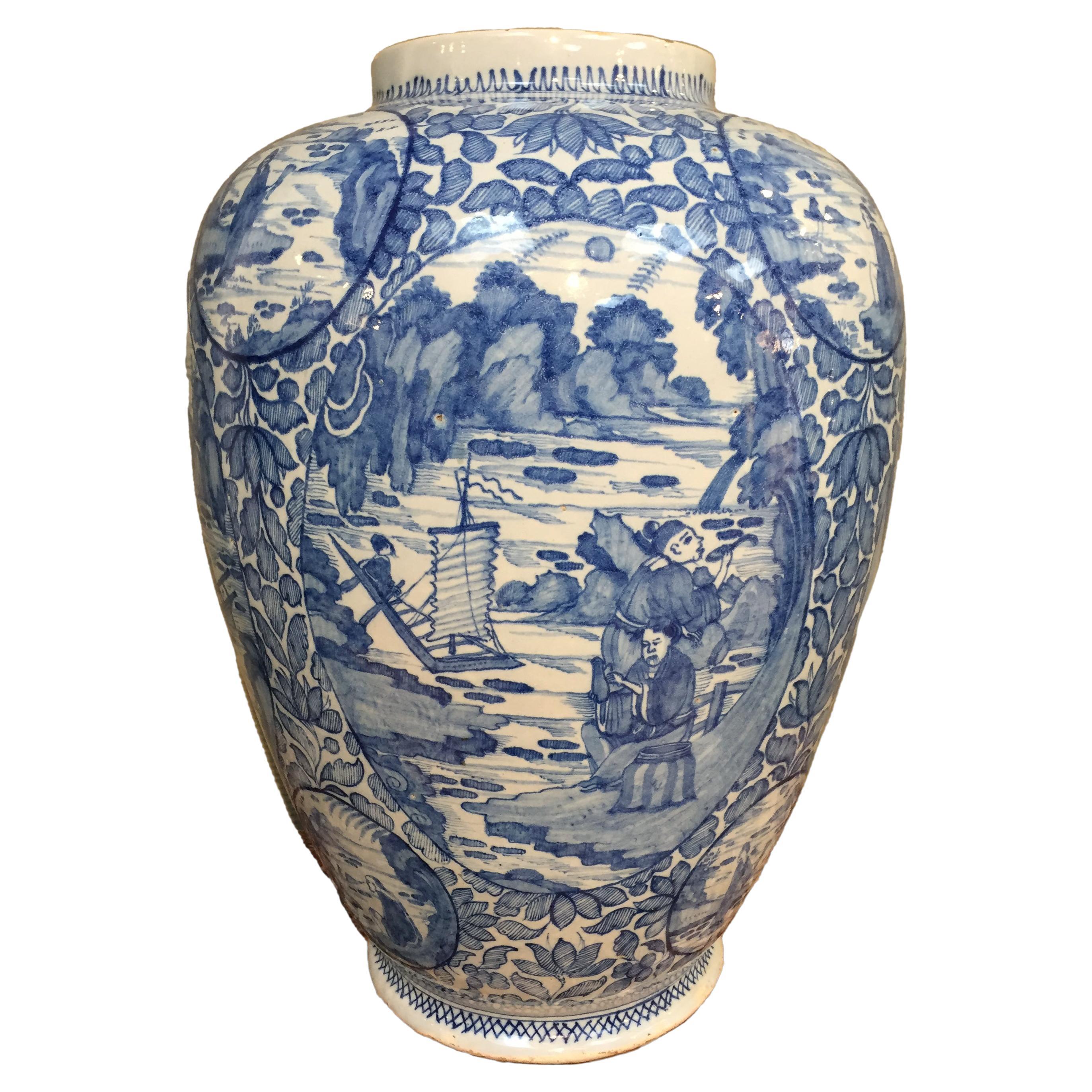 Très grand vase en faïence de Delft bleu et blanc en chinoiserie, début du 18ème siècle