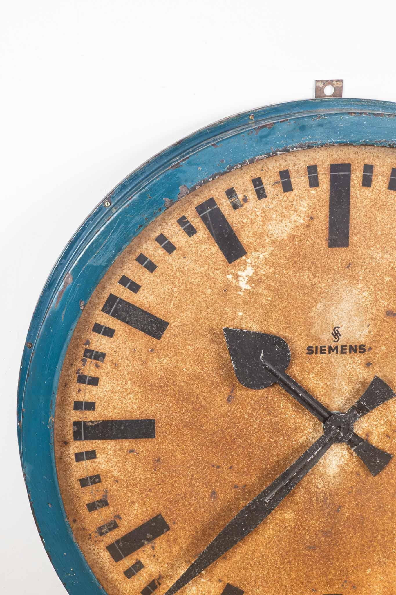 Very Large Blue Siemens Clock In Fair Condition For Sale In Amsterdam, Noord Holland