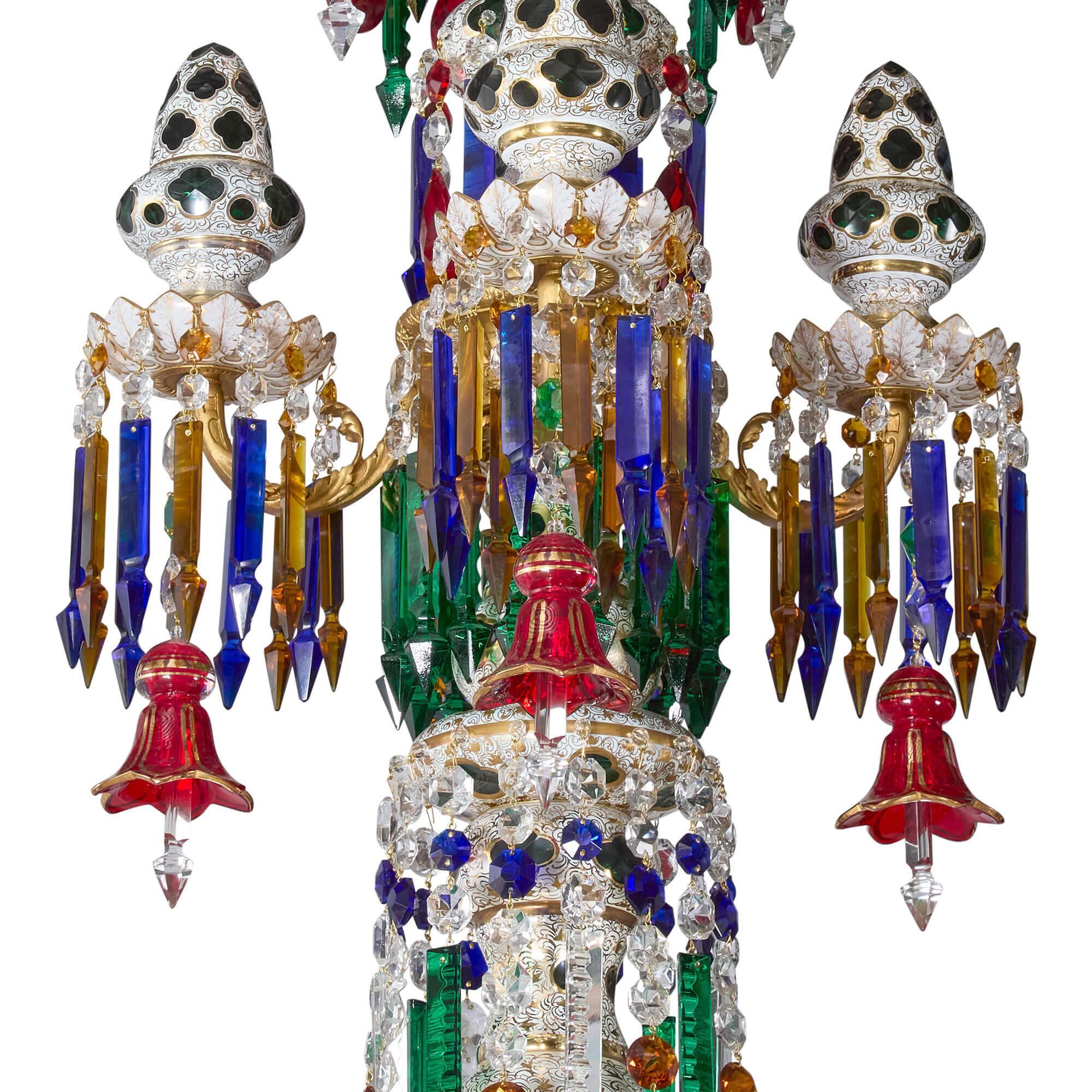 Lampadario molto grande in stile Belle Époque Bohemien con sovrapposizione di vetro dorato 
Bohemien, 20° secolo 
Altezza 280 cm, diametro 120 cm

Questo magnifico lampadario boemo, realizzato con eccezionale maestria, combina dimensioni