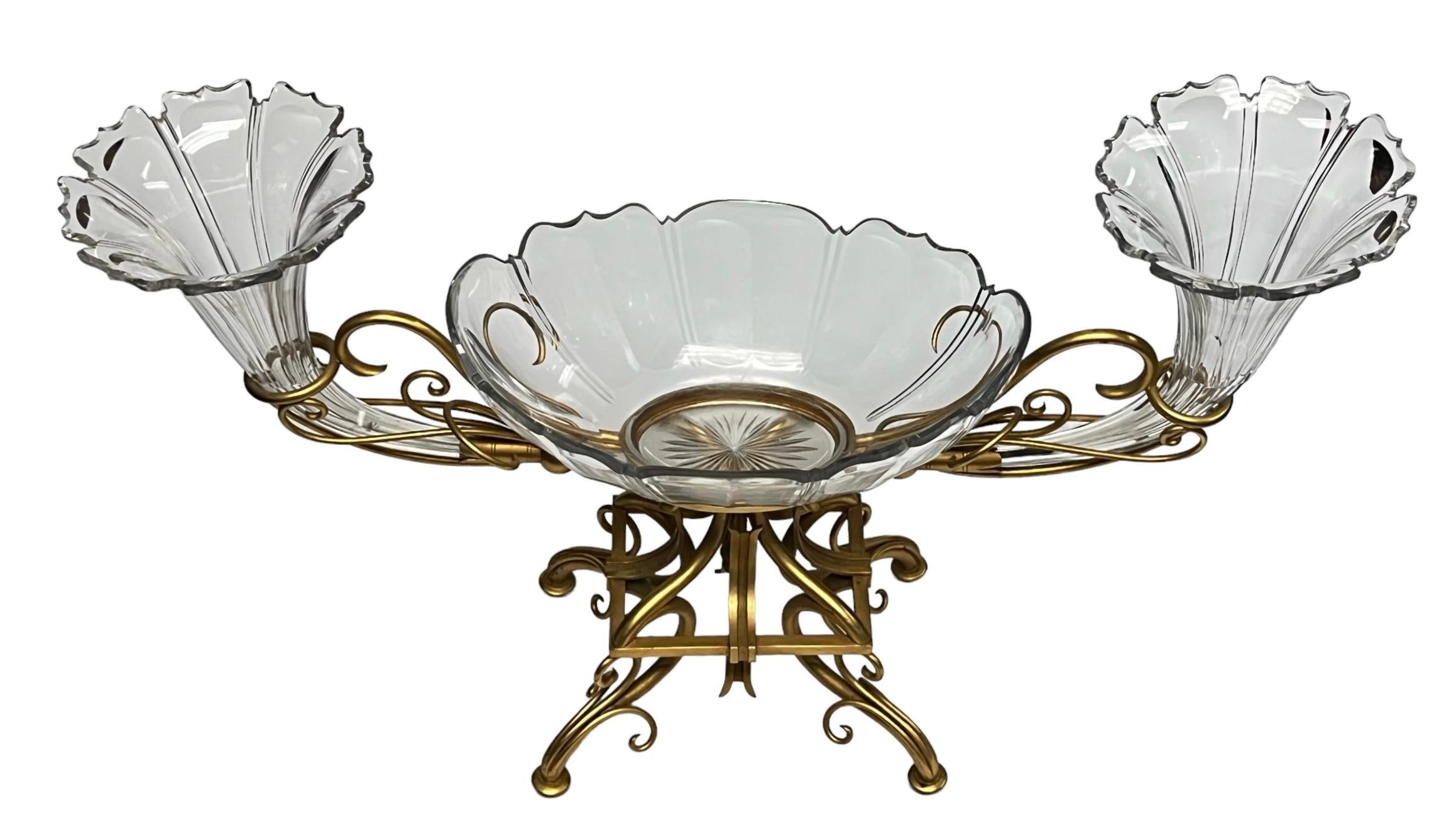 Français Très grand centre de table en bronze et cristal attribué à Baccarat en vente