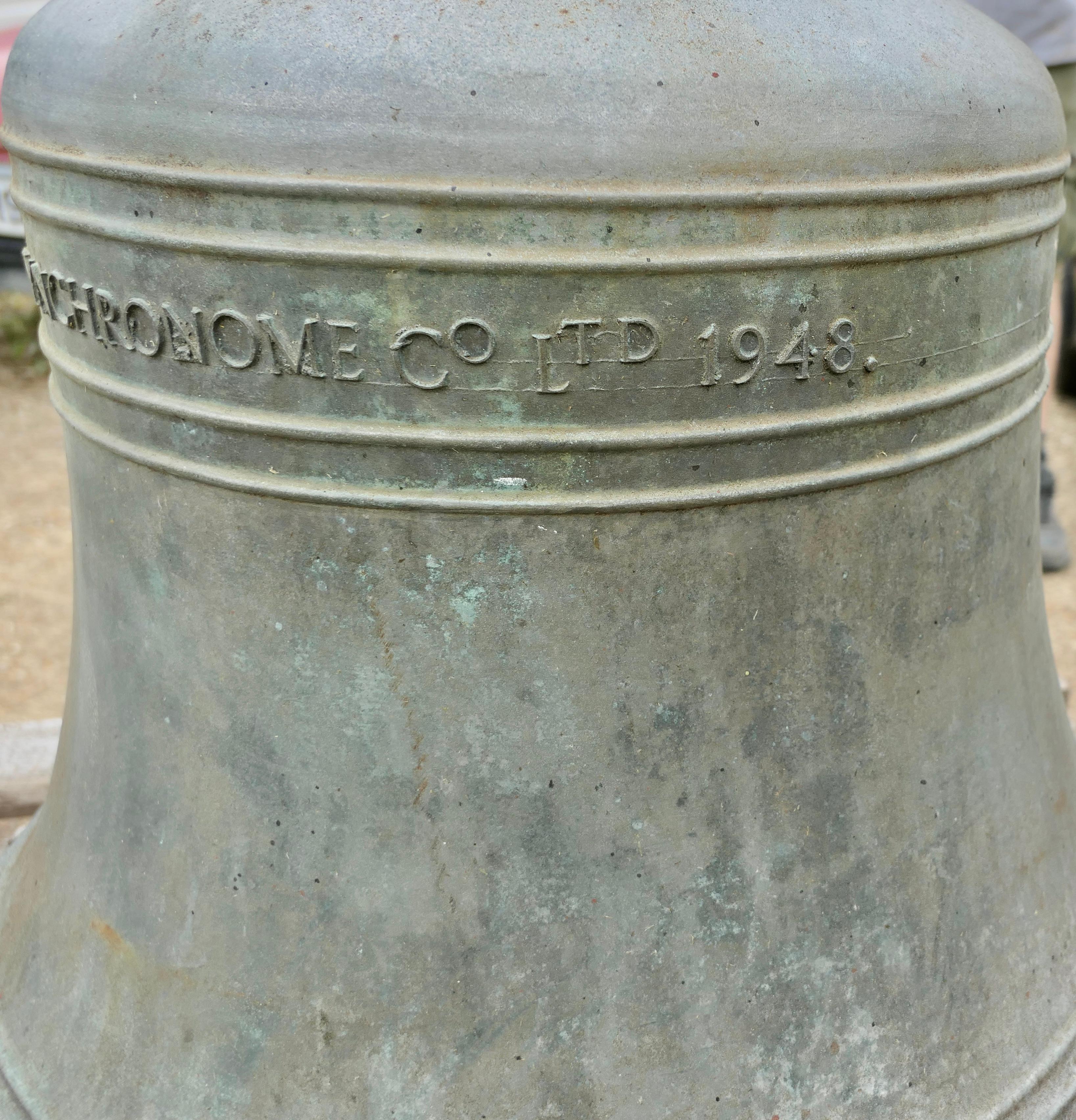 Campana di bronzo molto grande di Synchronome, realizzata nel 1948 In condizioni buone a Godshill, Isle of Wight