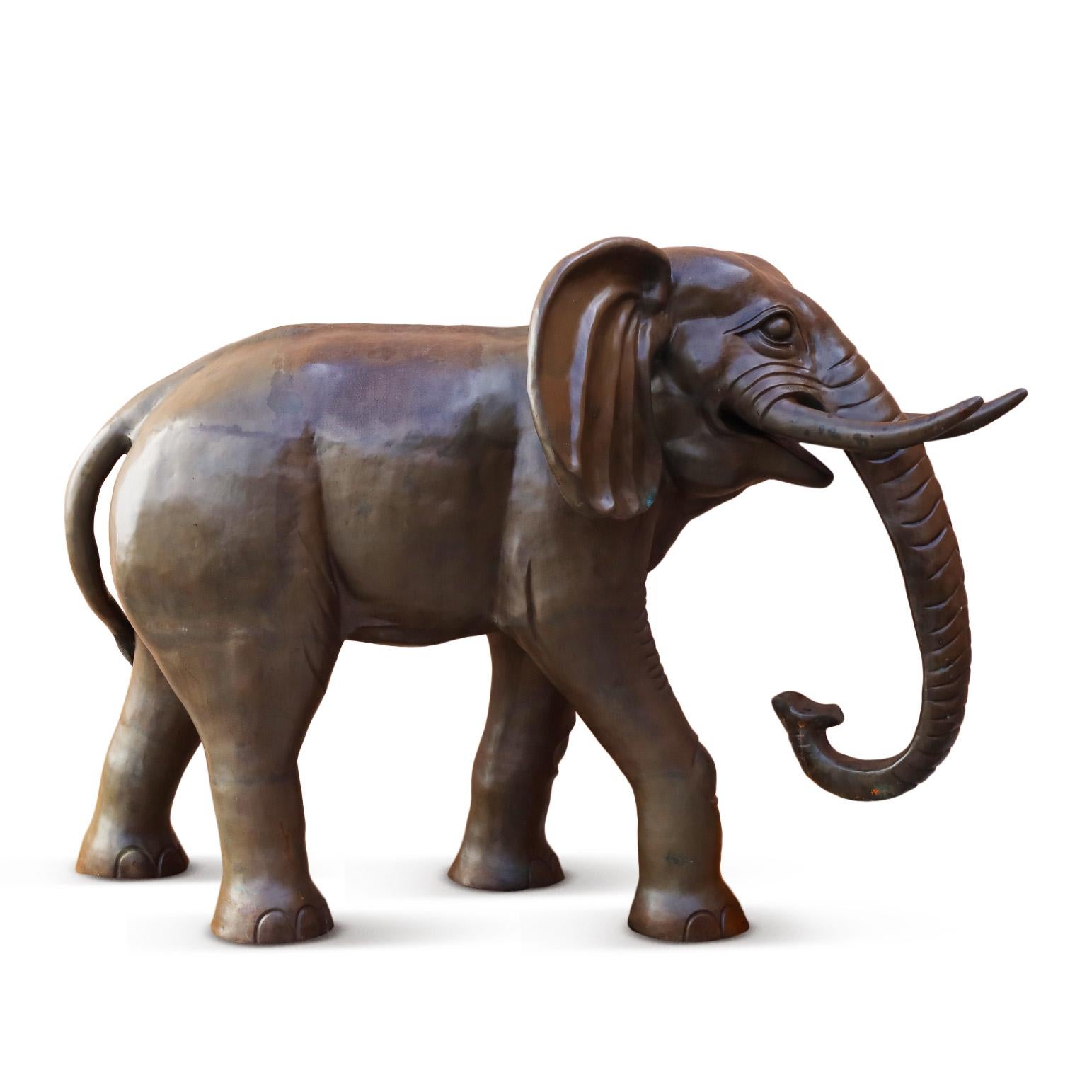 Rare et remarquable sculpture d'éléphant réalisée de manière experte en bronze avec une patine luxuriante, une attention ambitieuse aux détails et une échelle dramatique proche de la taille réelle.