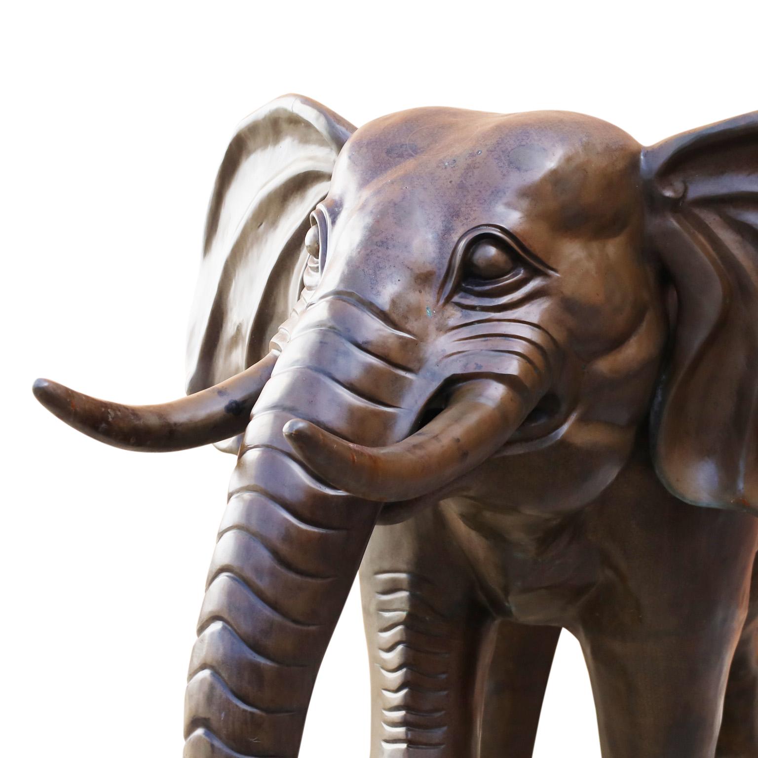 Colonial britannique Très grande sculpture d'éléphant en bronze, grandeur nature en vente
