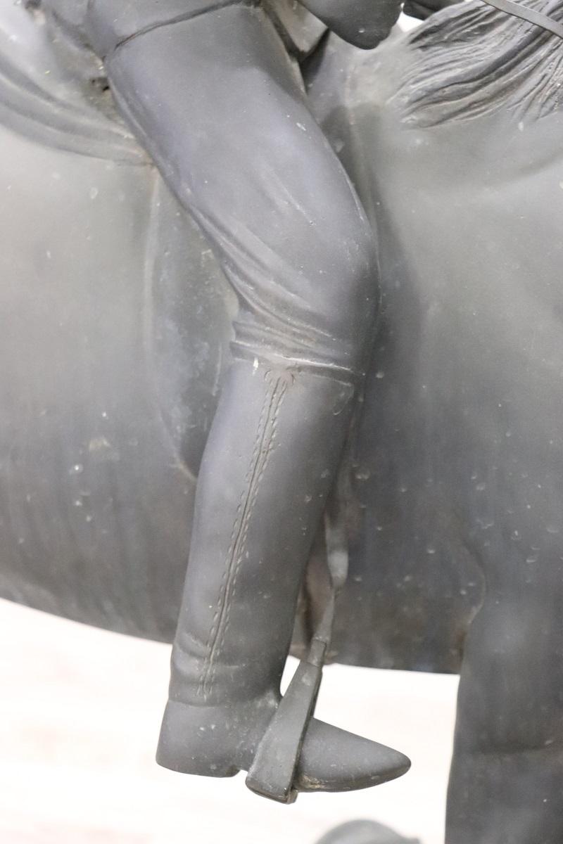Sehr große Bronze-Skulptur signiert, Pferd und Jockey Statue Höhe 103 cm im Angebot 1