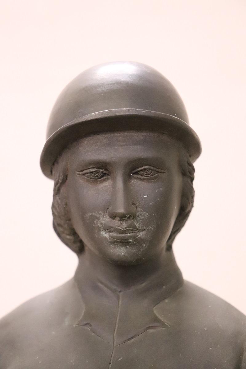 Sehr große Bronze-Skulptur signiert, Pferd und Jockey Statue Höhe 103 cm im Angebot 4