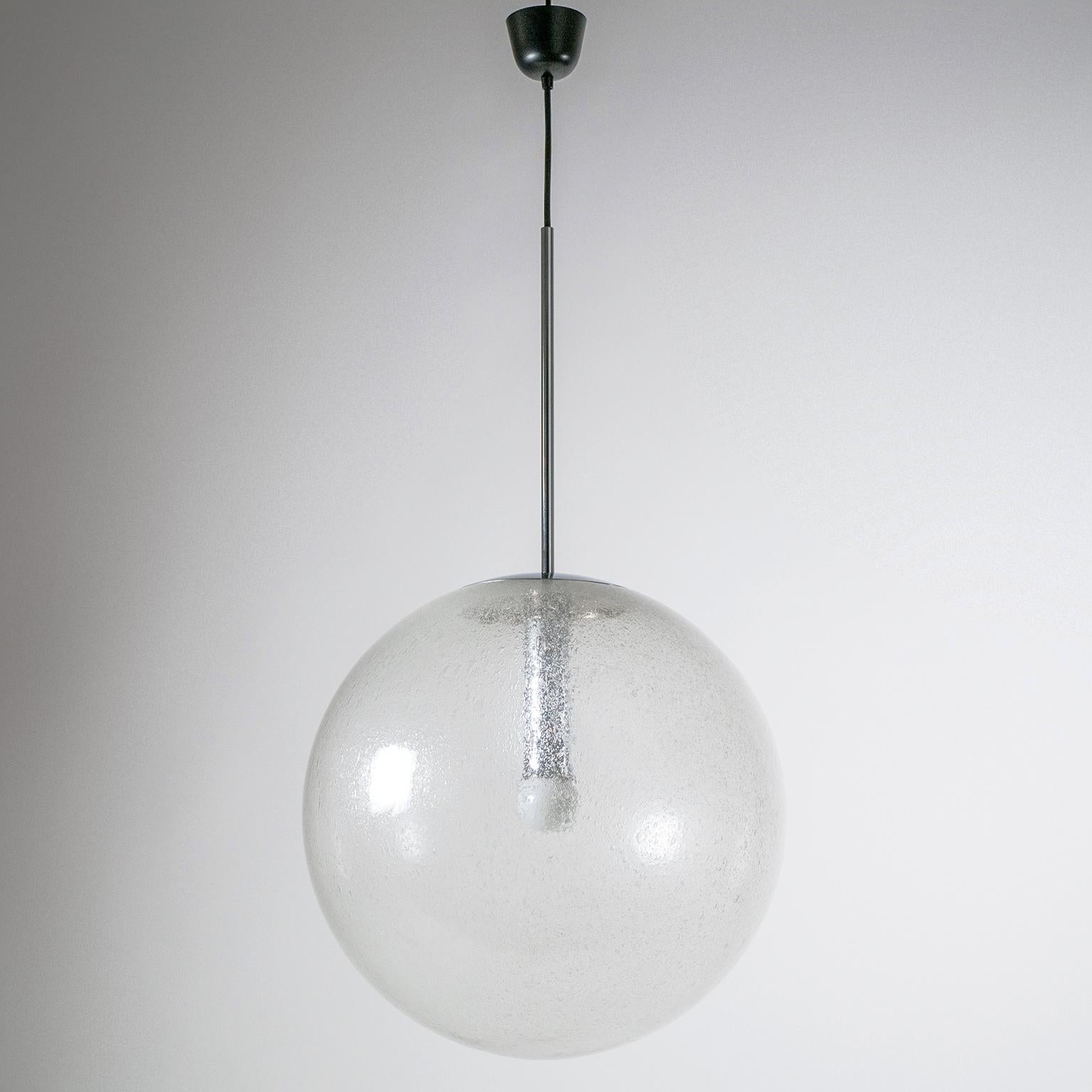 Ausgezeichneter Space-Age-Anhänger von Peill & Putzler, Deutschland, 1970er Jahre. Eine riesige 18-Zoll-Glaskugel aus mundgeblasenem Glas mit unzähligen, unterschiedlich großen Blasen wird von minimalistischen Chrombeschlägen gehalten. Die Blasen im