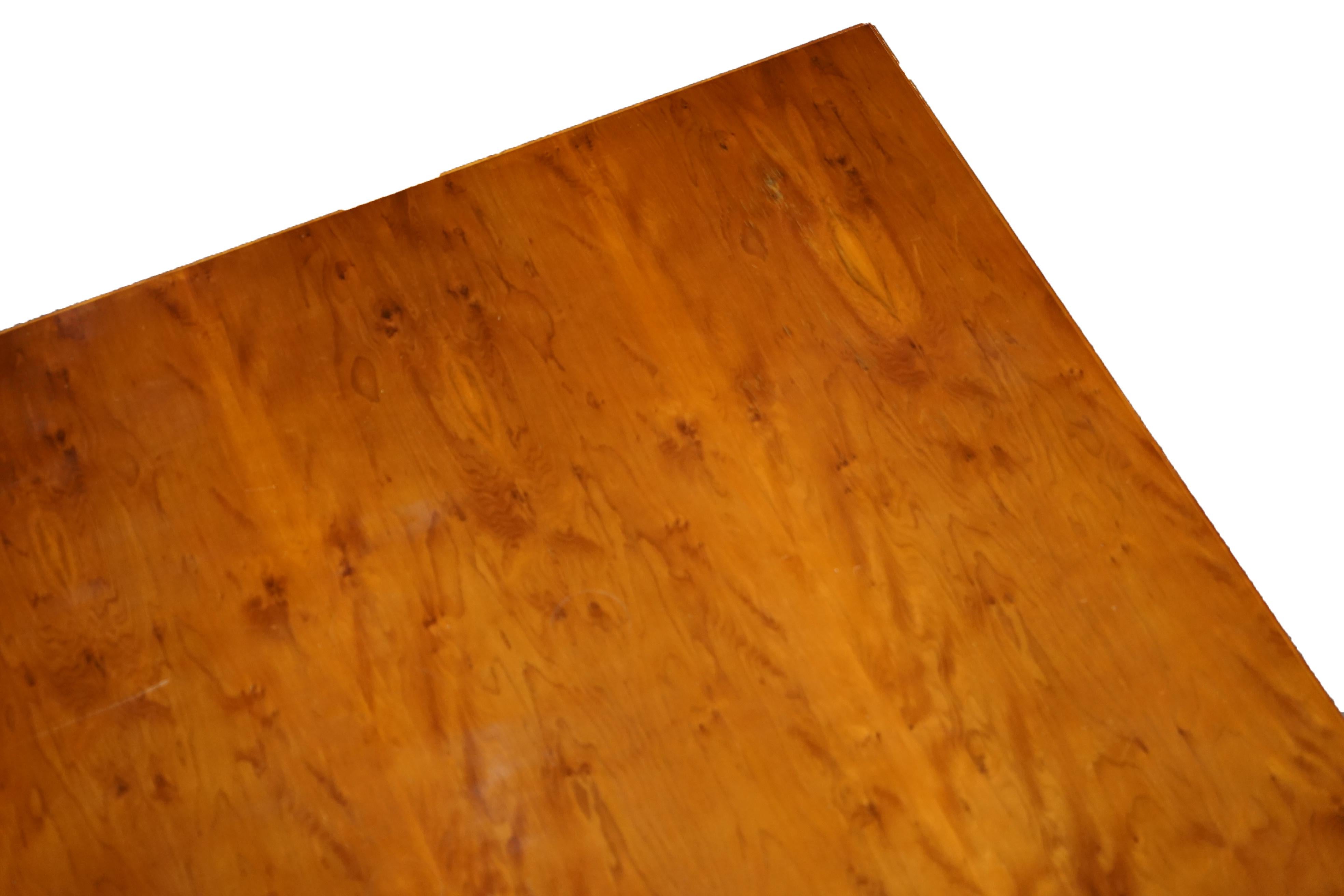 Escritorio de oficina de diseño contemporáneo de madera de tejo muy grande Patina de madera encantadora en venta 7