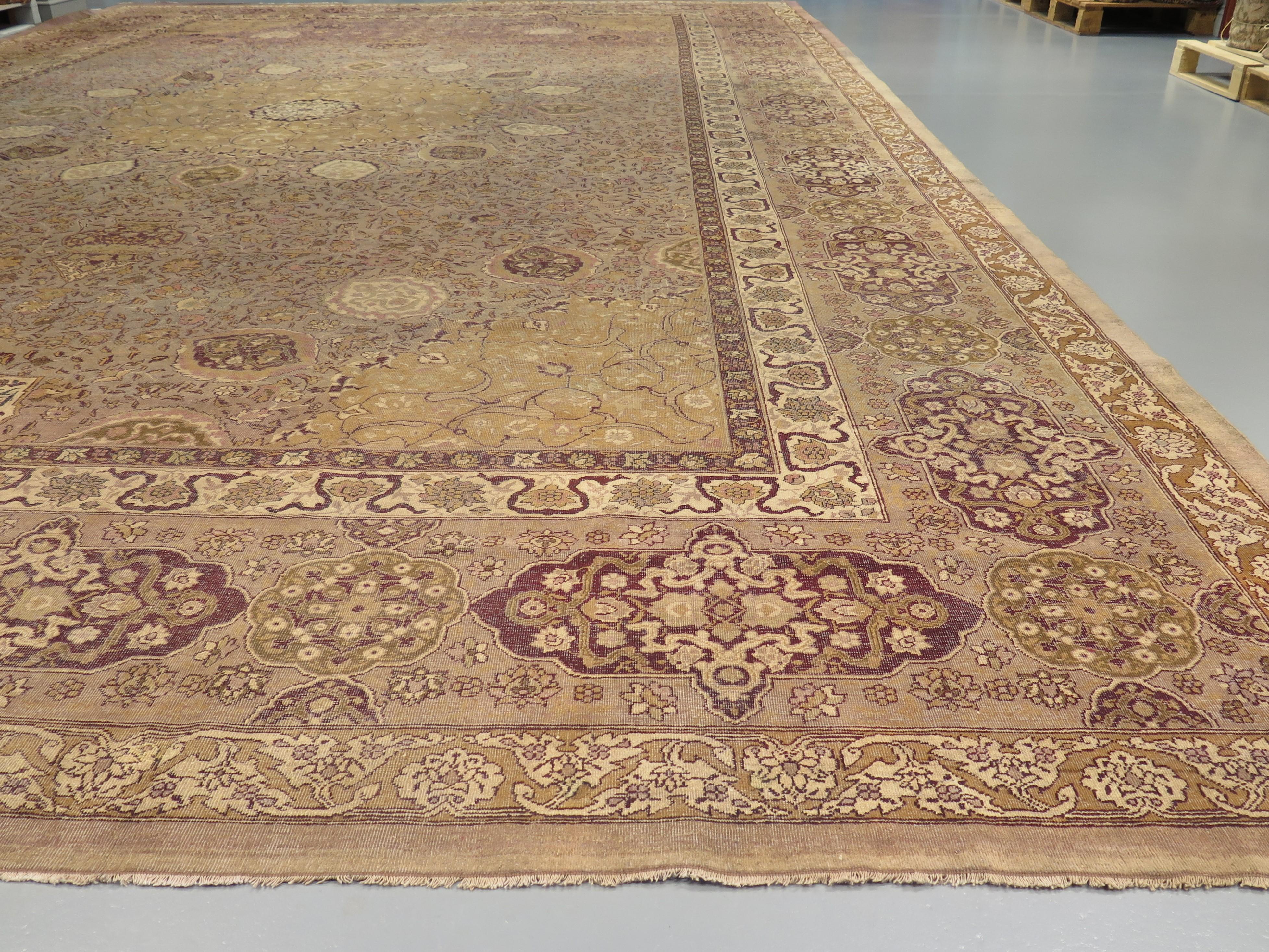 Die Herstellung von Teppichen hat in Indien eine ehrwürdige Geschichte, die bis in die Mogulzeit des 16. Jahrhunderts zurückreicht, aber in Amritsar im späten 19. Jahrhundert unter der Ägide der britischen Kolonialherrschaft eine wahre Renaissance