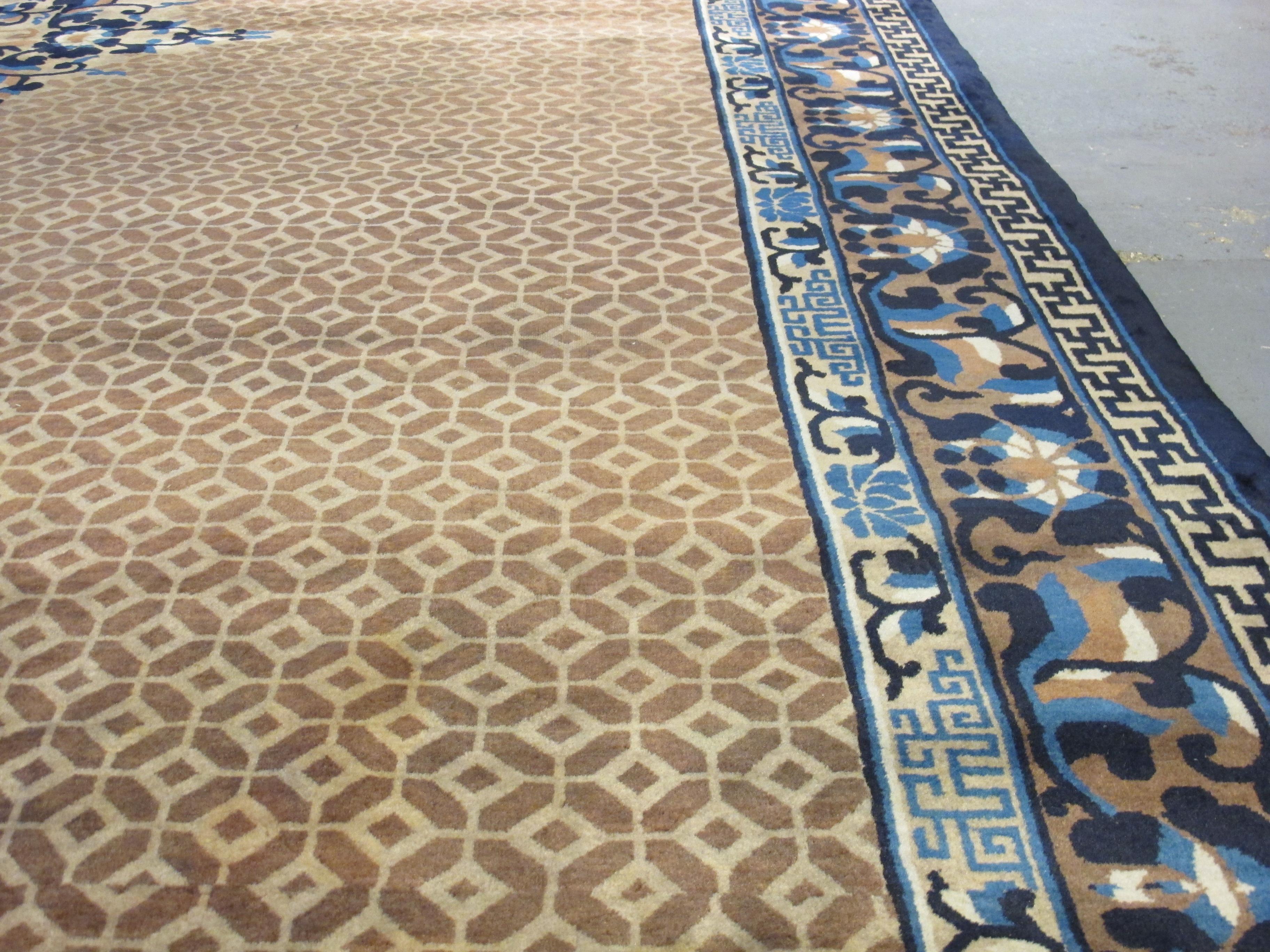 Chinesische Teppiche und Textilien haben eine reiche Geschichte des Knüpfens, die viele Jahrhunderte zurückreicht, insbesondere in der nördlichen Region Ningxia. Als diese Stücke um die Wende zum 20. Jahrhundert die Aufmerksamkeit der