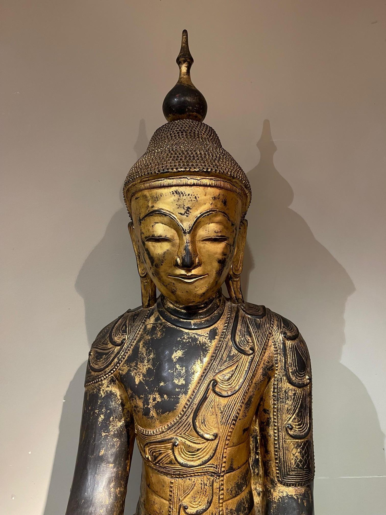 Very large statue of Buddha (1.22 m), on its pedestal, seated in Bhumisparsa mùdra, or gesture of taking the earth as witness.
Buddha calls upon the goddess of the earth to bear witness that he has definitively overcome the fears and temptations