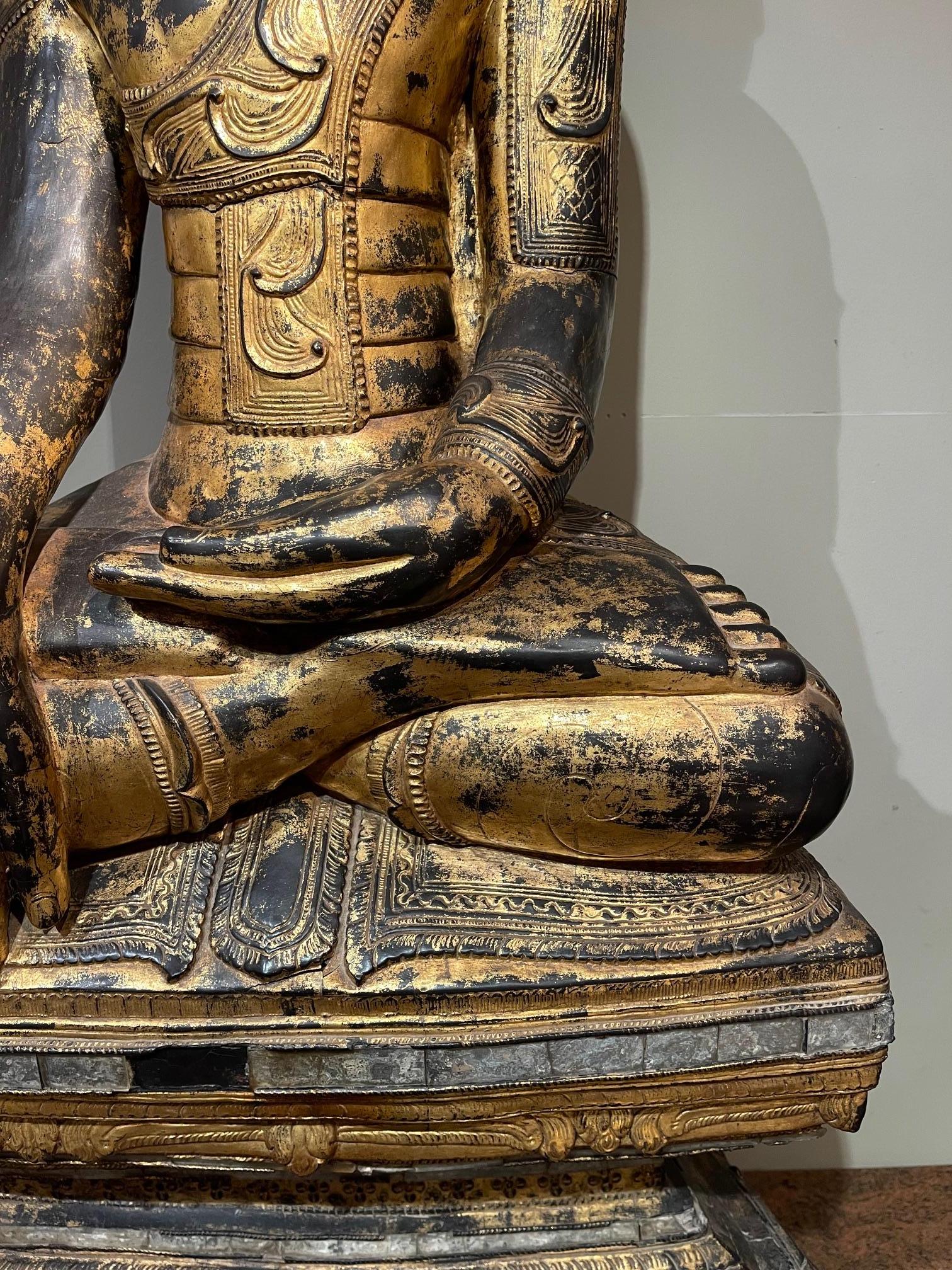 Sehr großer geschnitzter und vergoldeter Buddha aus Holz, Burma, 19. Jahrhundert (Chinesischer Export) im Angebot