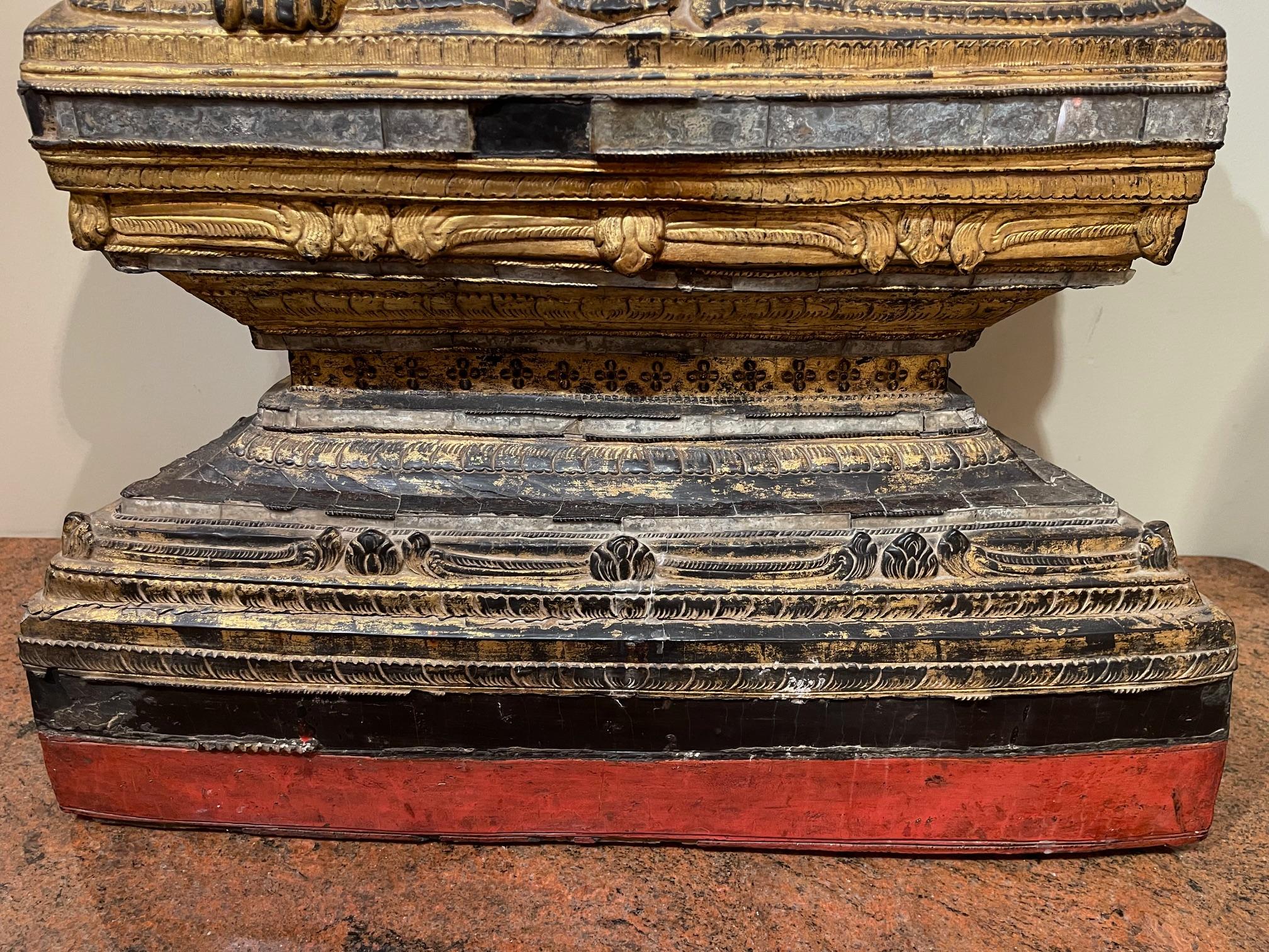 Sehr großer geschnitzter und vergoldeter Buddha aus Holz, Burma, 19. Jahrhundert (Birmanisch) im Angebot