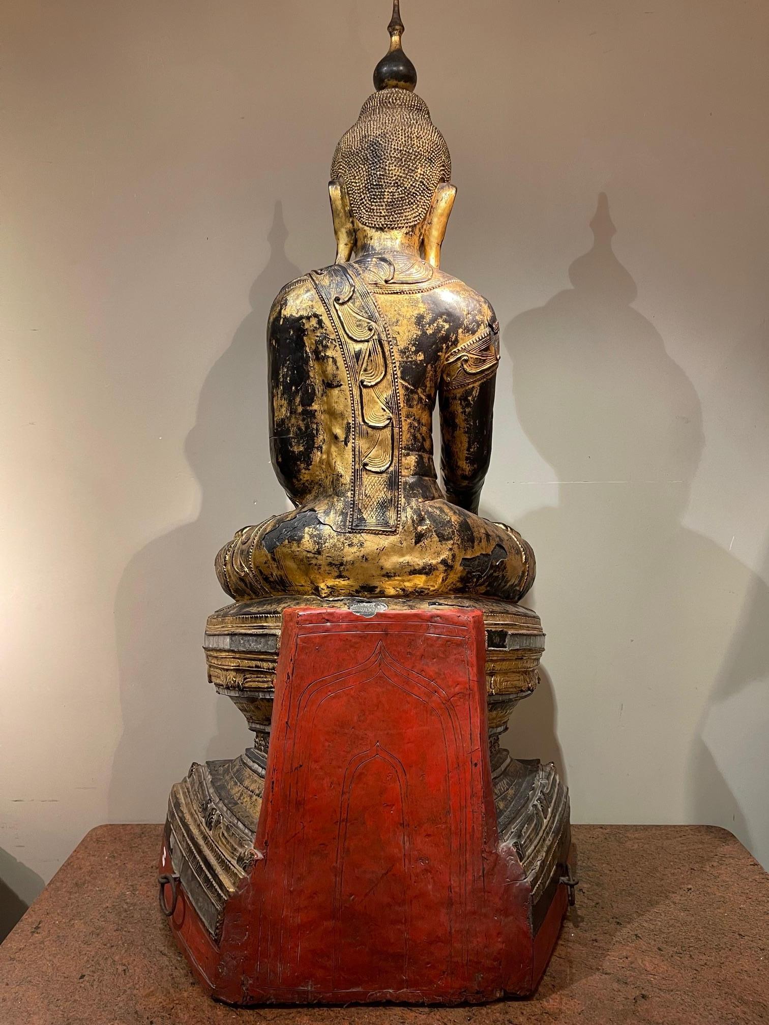 Sehr großer geschnitzter und vergoldeter Buddha aus Holz, Burma, 19. Jahrhundert (Handgeschnitzt) im Angebot