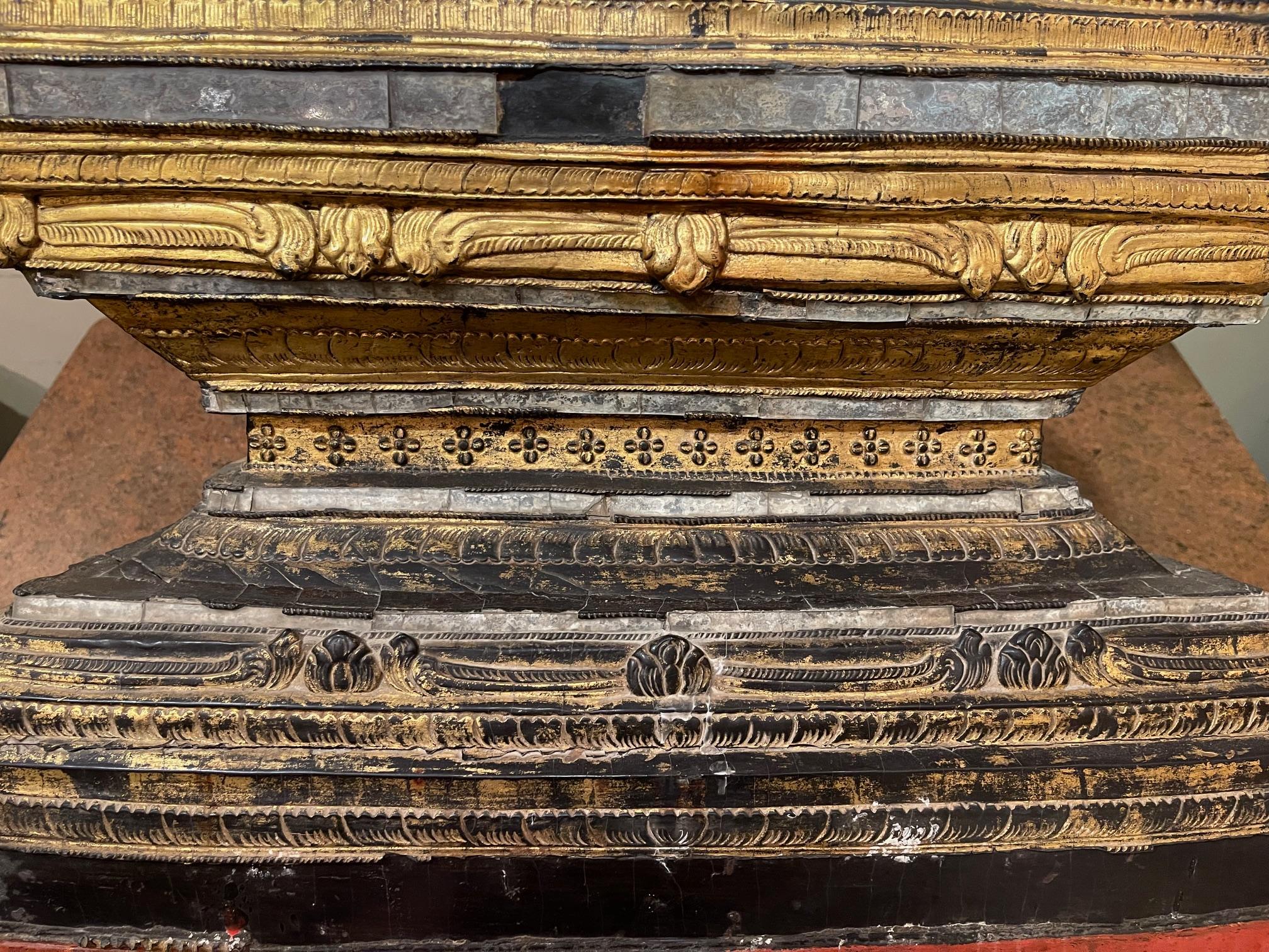 Sehr großer geschnitzter und vergoldeter Buddha aus Holz, Burma, 19. Jahrhundert im Zustand „Gut“ im Angebot in PARIS, FR