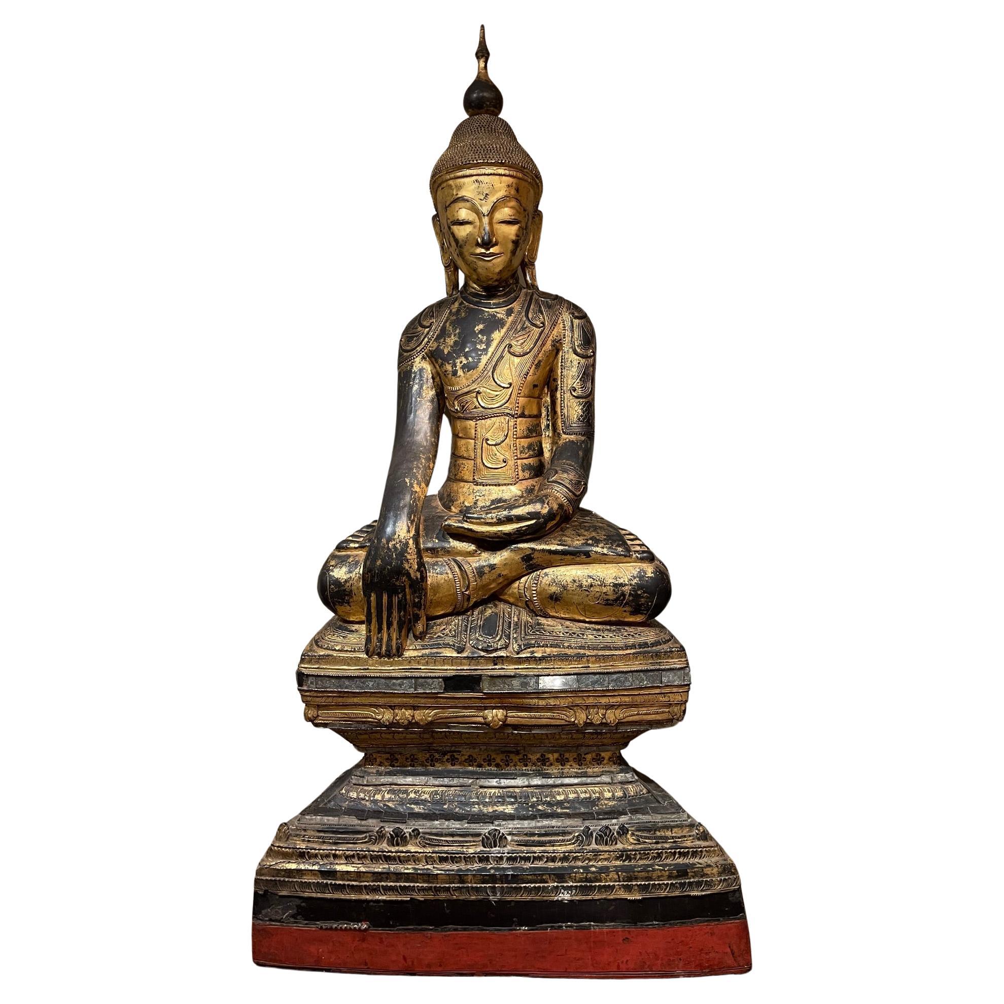 Sehr großer geschnitzter und vergoldeter Buddha aus Holz, Burma, 19. Jahrhundert im Angebot