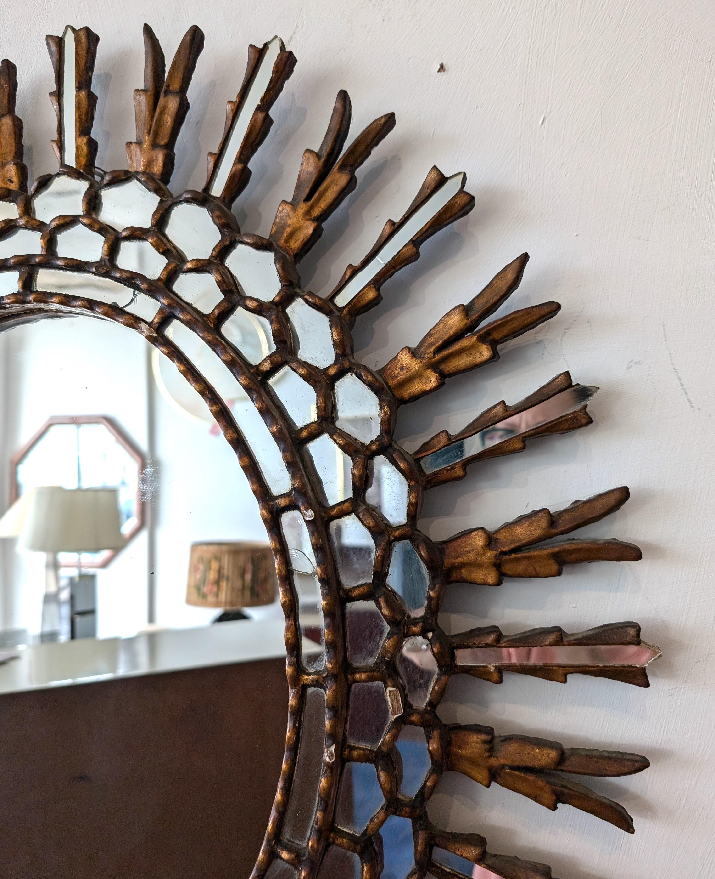 Très grand miroir mural espagnol en bois doré sculpté, circa 1950 en vente 3