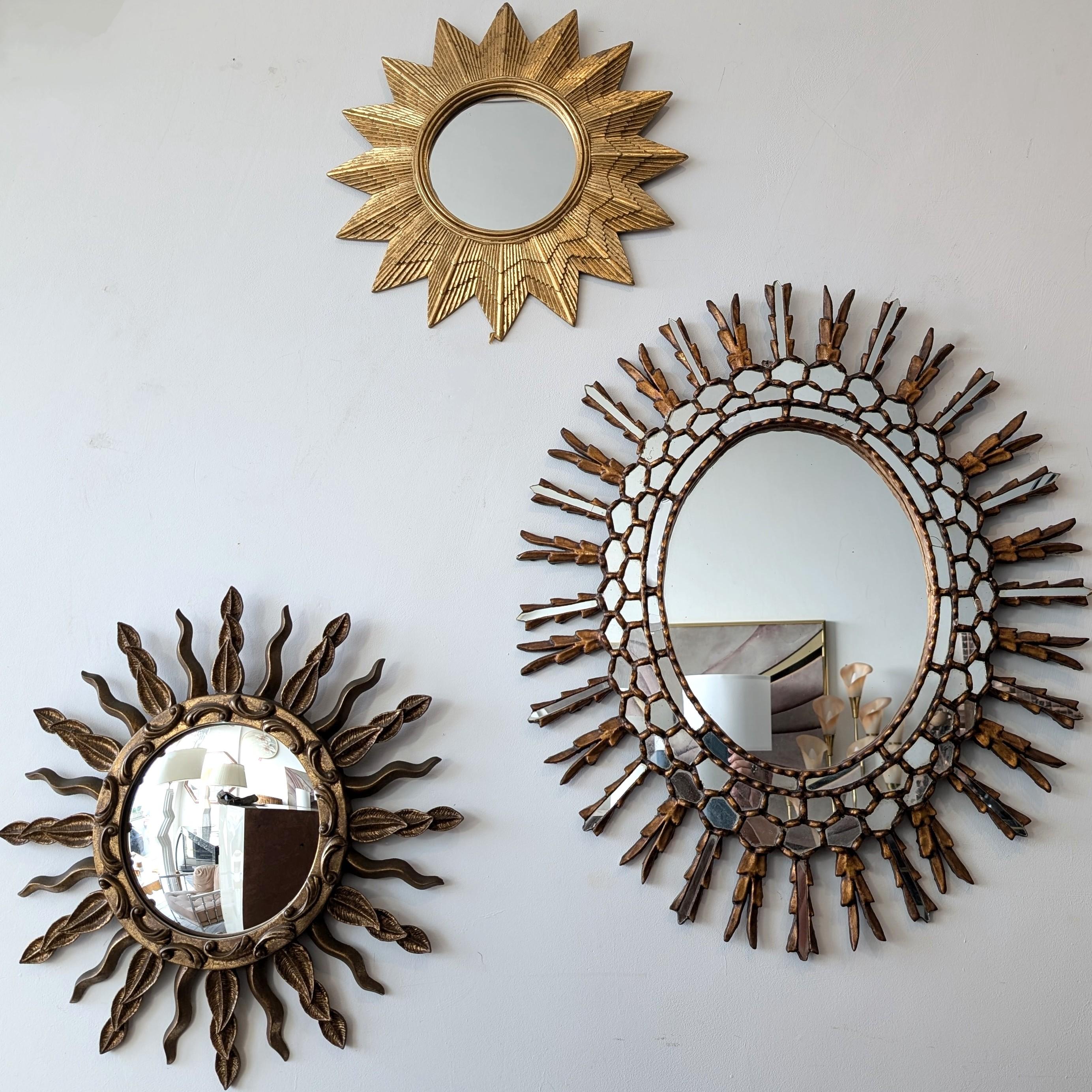 Très grand miroir mural espagnol en bois doré sculpté, circa 1950 en vente 4