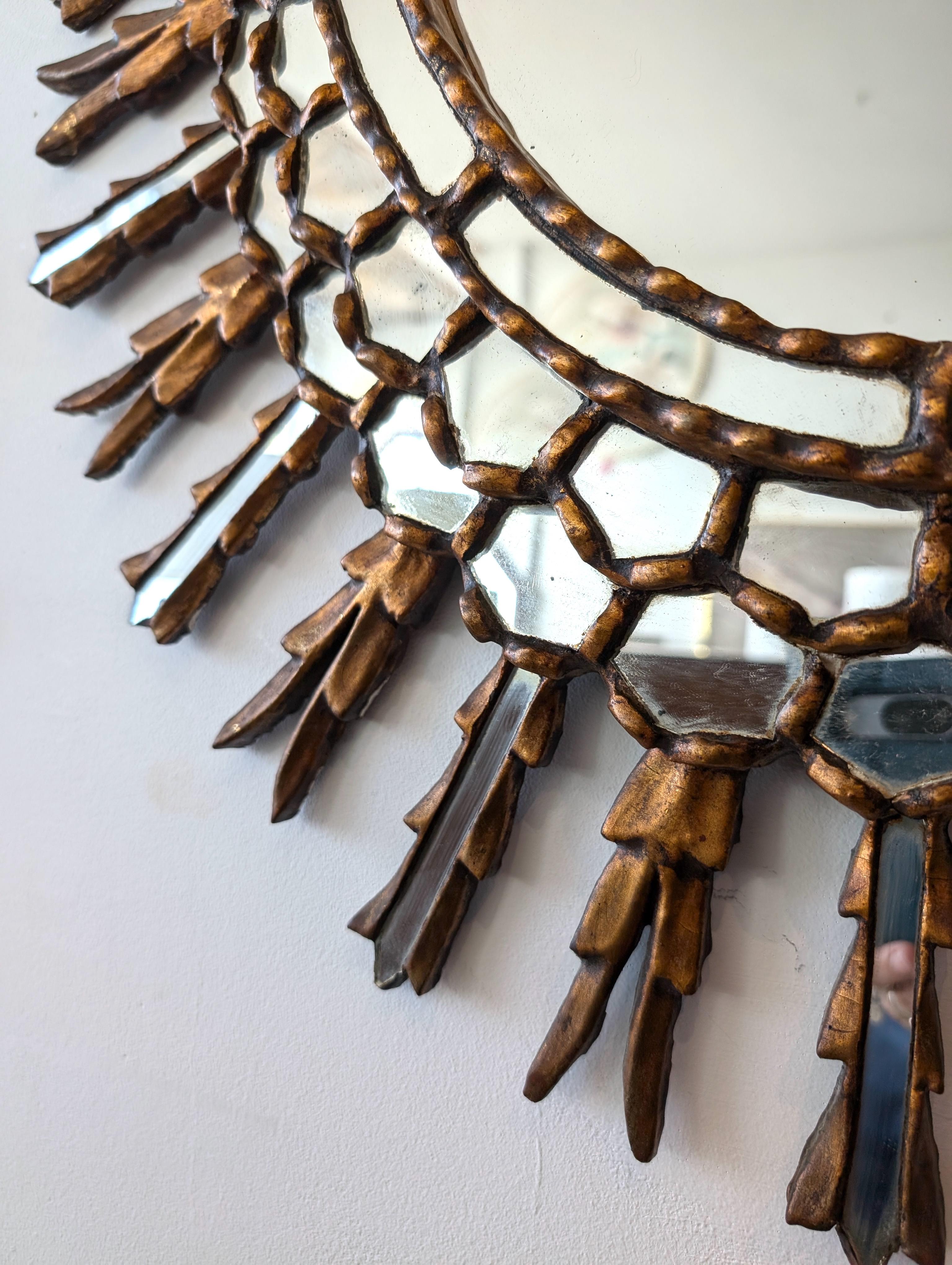 Très grand miroir mural espagnol en bois doré sculpté, circa 1950 en vente 5