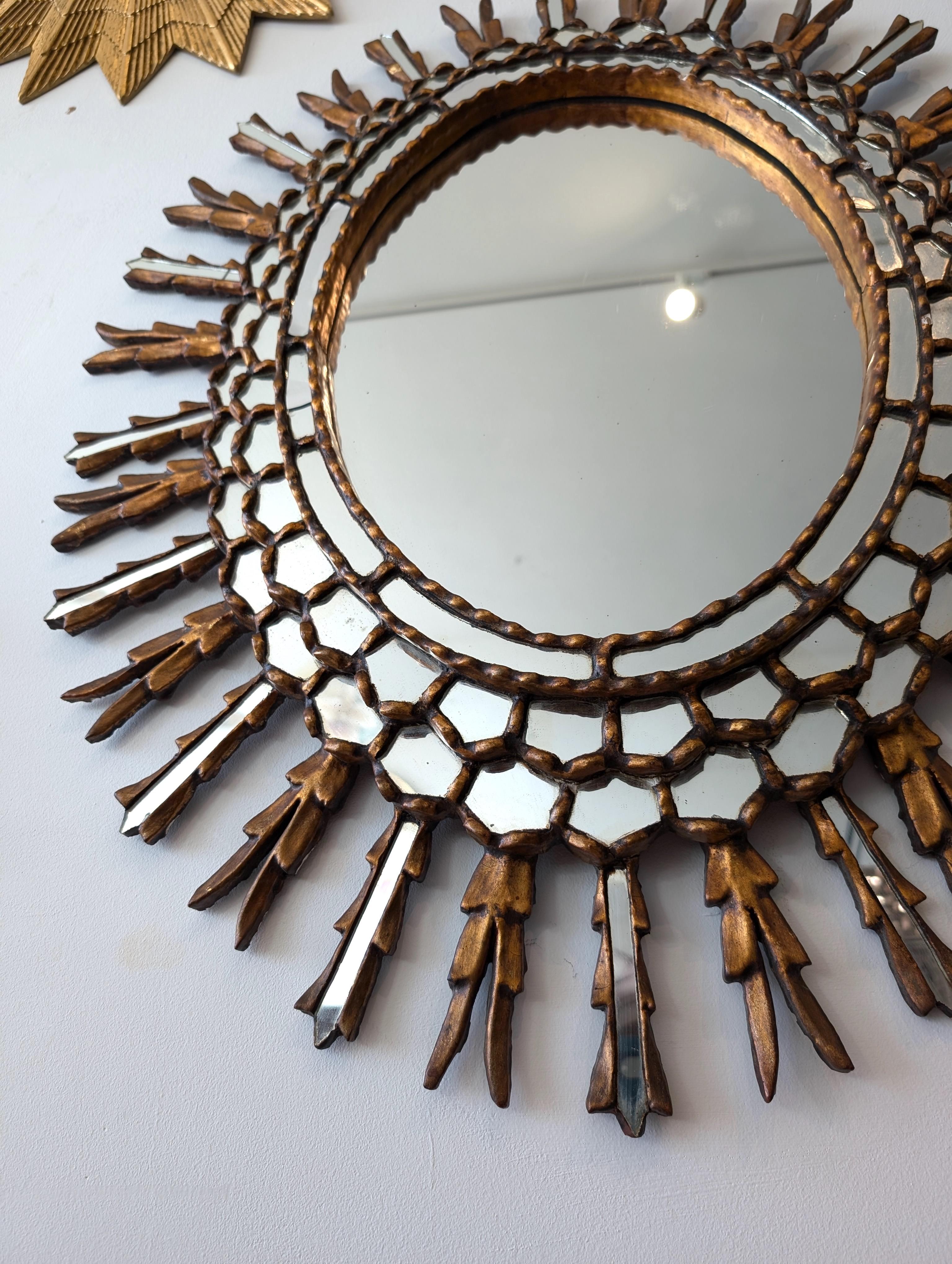 Très grand miroir mural espagnol en bois doré sculpté, circa 1950 en vente 6