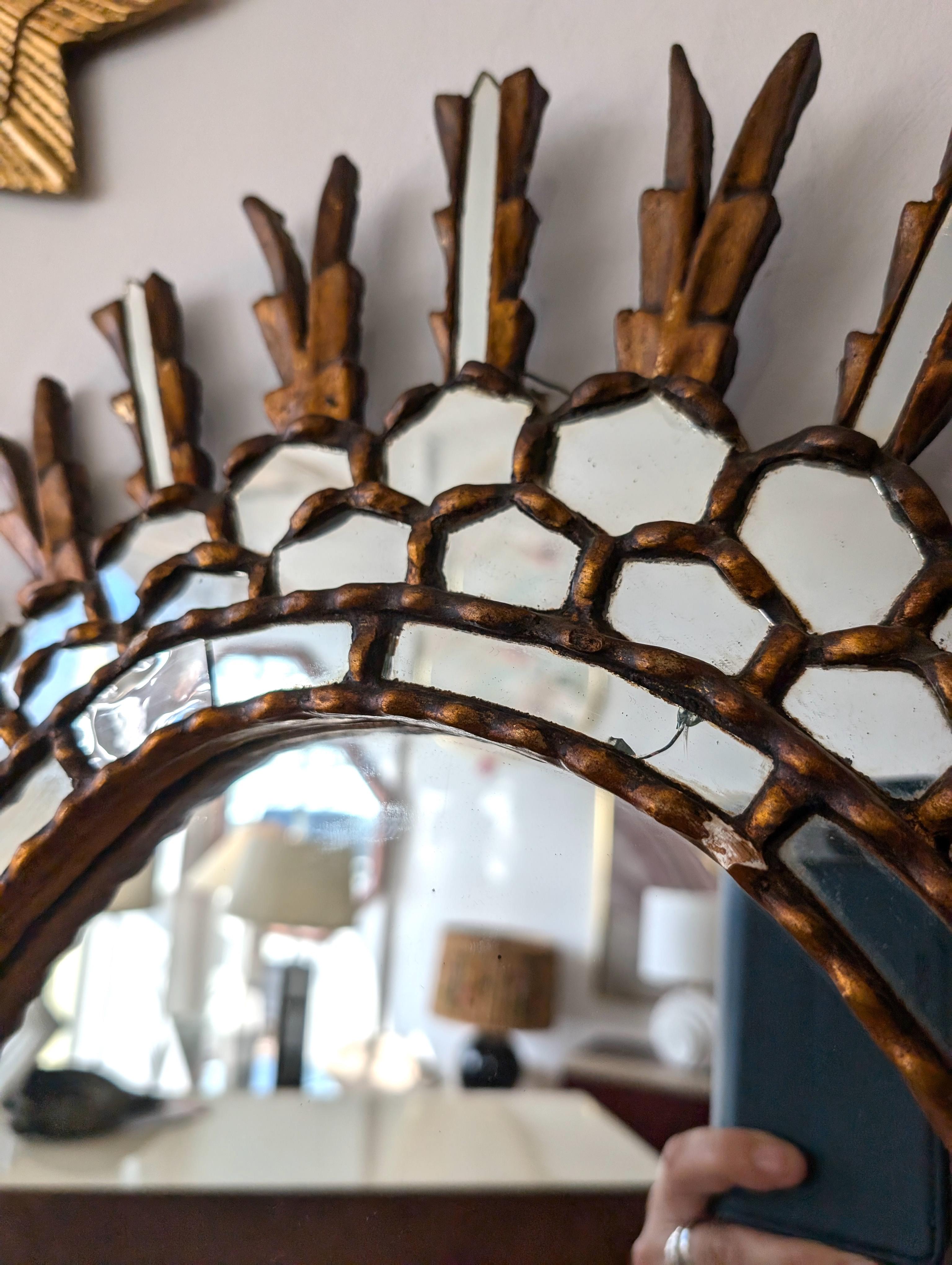 Très grand miroir mural espagnol en bois doré sculpté, circa 1950 en vente 8