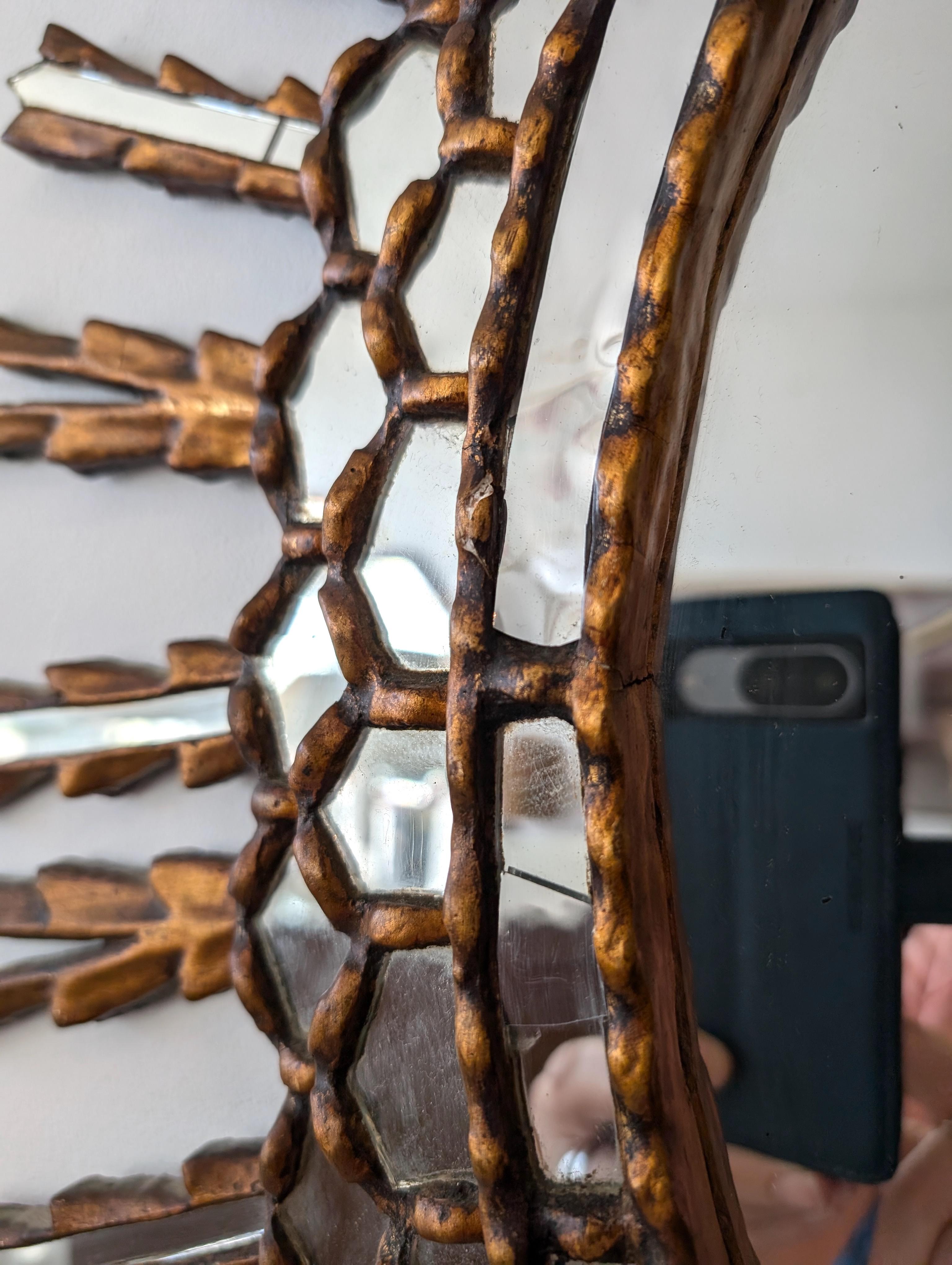 Très grand miroir mural espagnol en bois doré sculpté, circa 1950 en vente 9