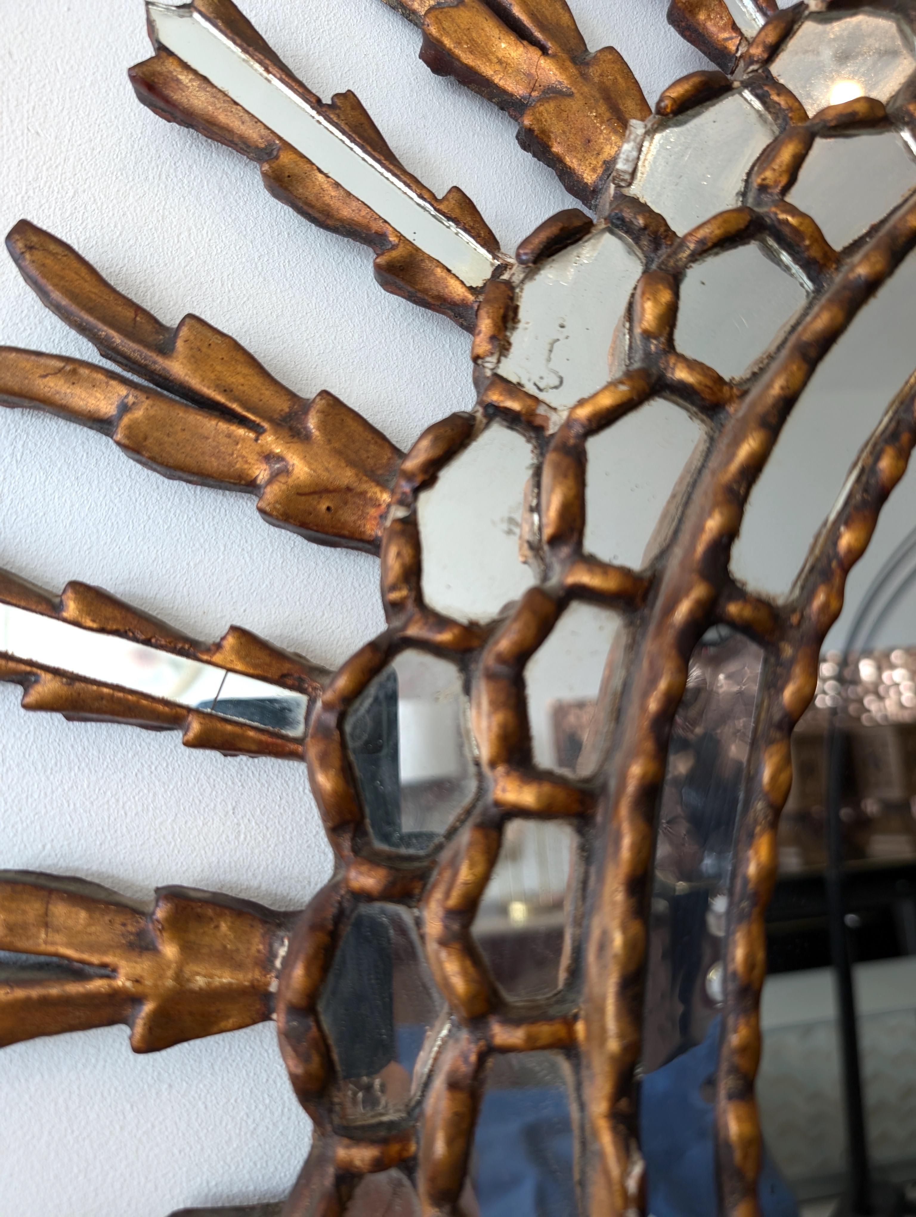 Très grand miroir mural espagnol en bois doré sculpté, circa 1950 en vente 10