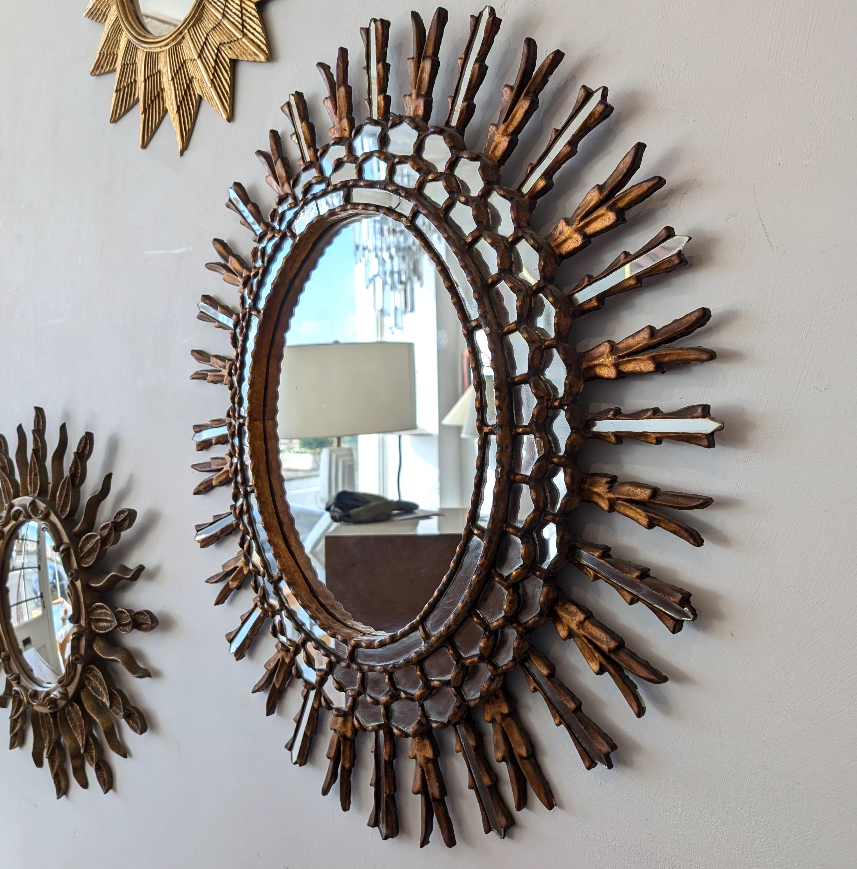 Hollywood Regency Très grand miroir mural espagnol en bois doré sculpté, circa 1950 en vente