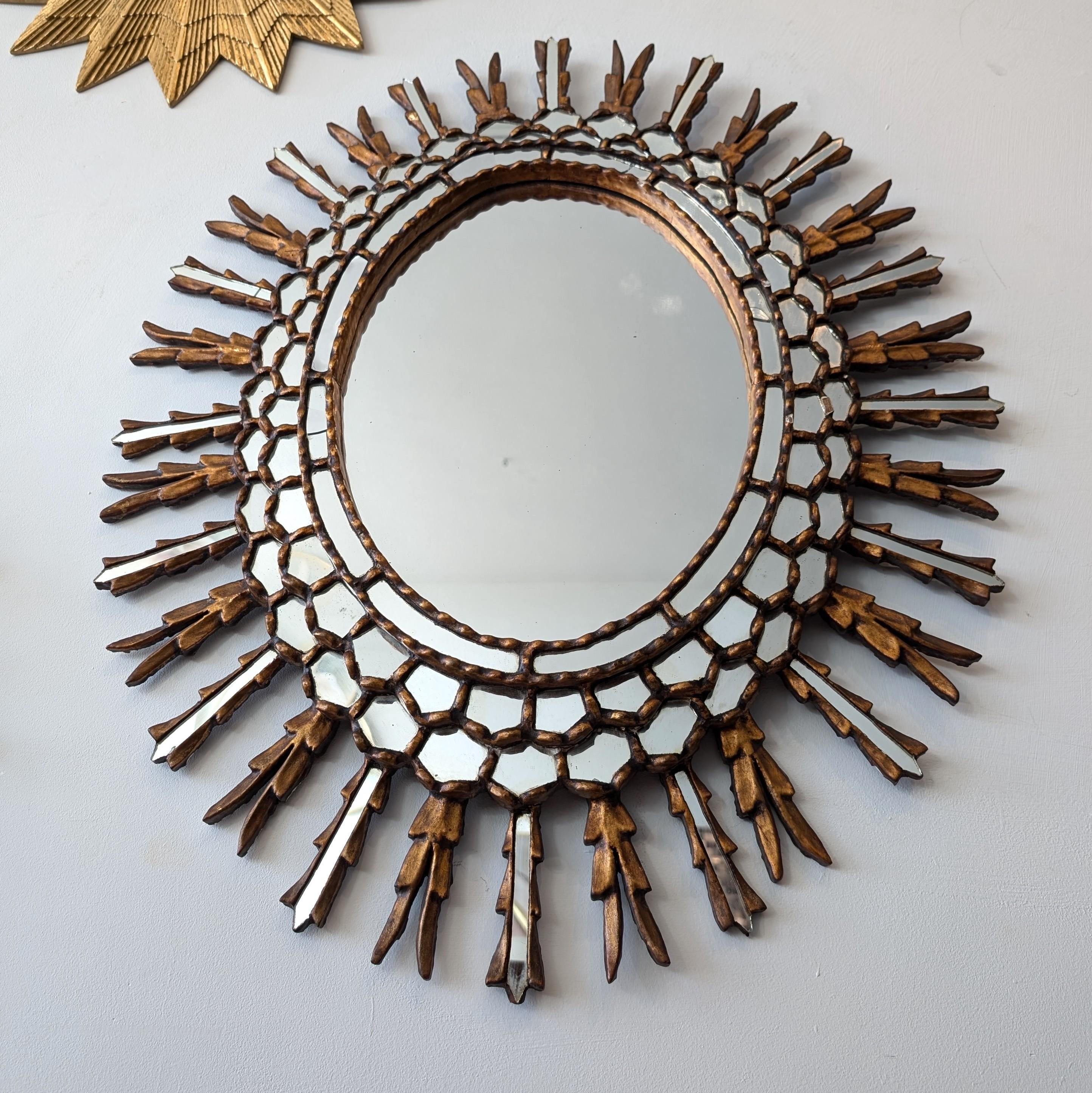 Espagnol Très grand miroir mural espagnol en bois doré sculpté, circa 1950 en vente