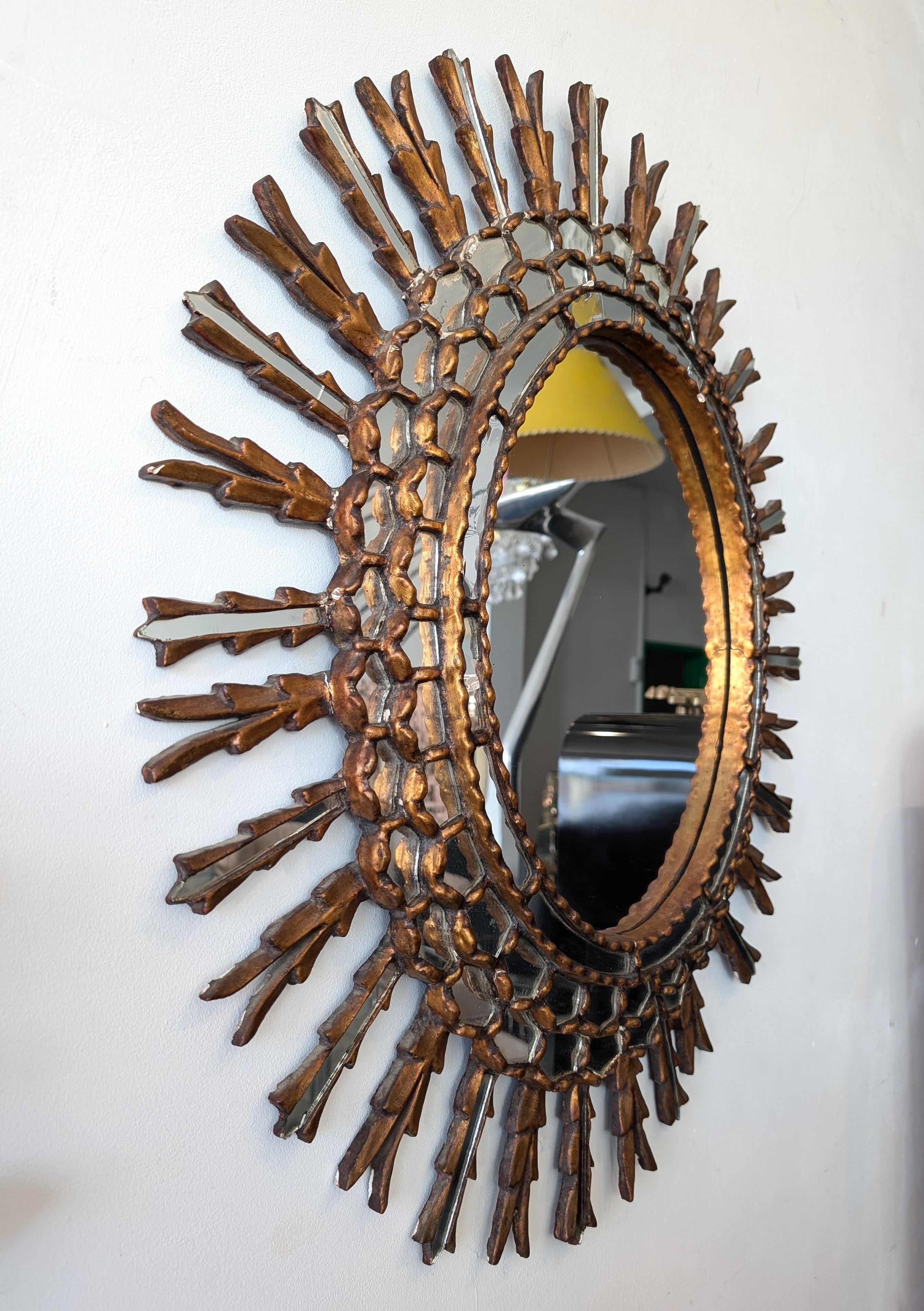 20ième siècle Très grand miroir mural espagnol en bois doré sculpté, circa 1950 en vente