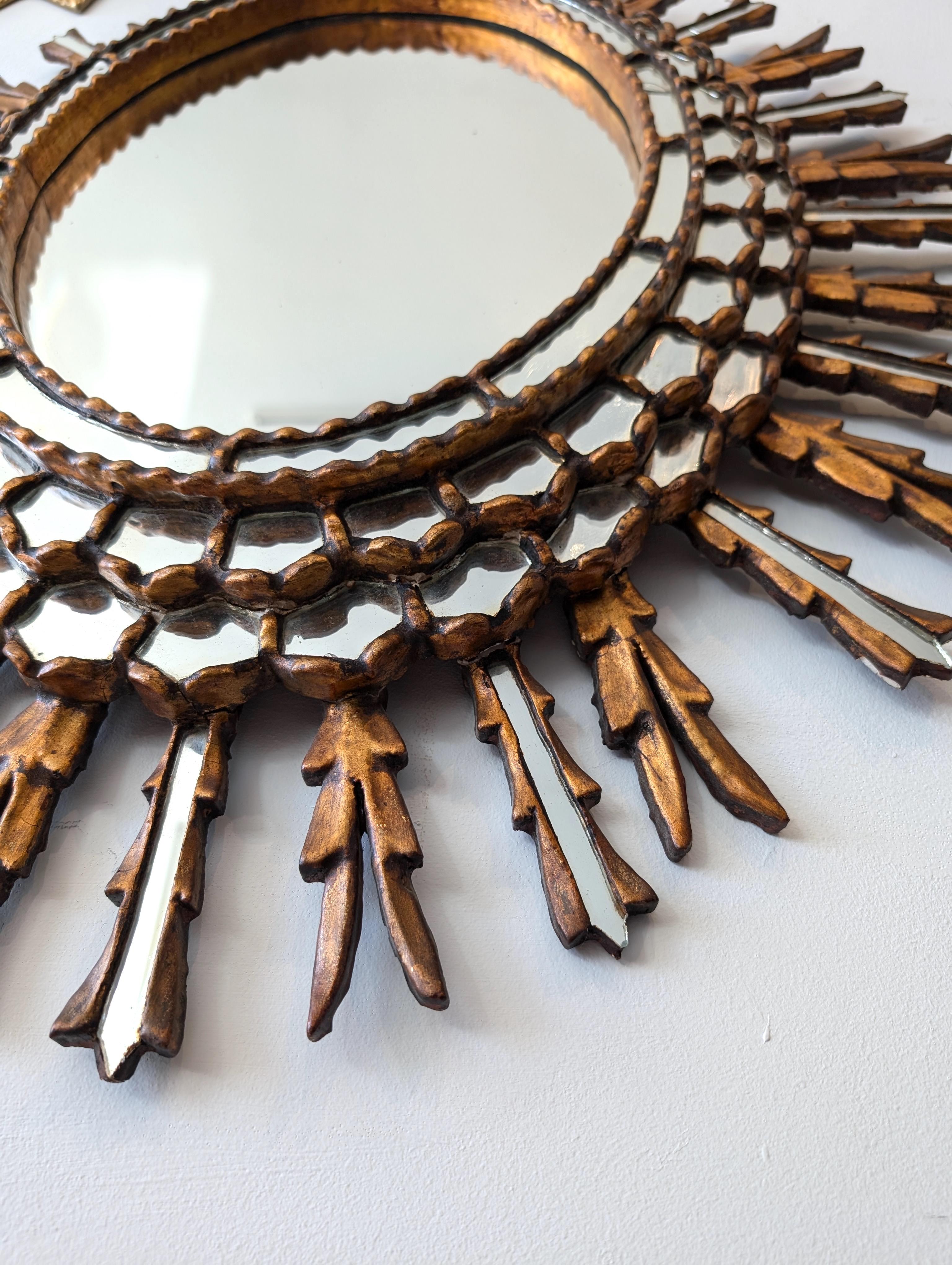 Très grand miroir mural espagnol en bois doré sculpté, circa 1950 en vente 1