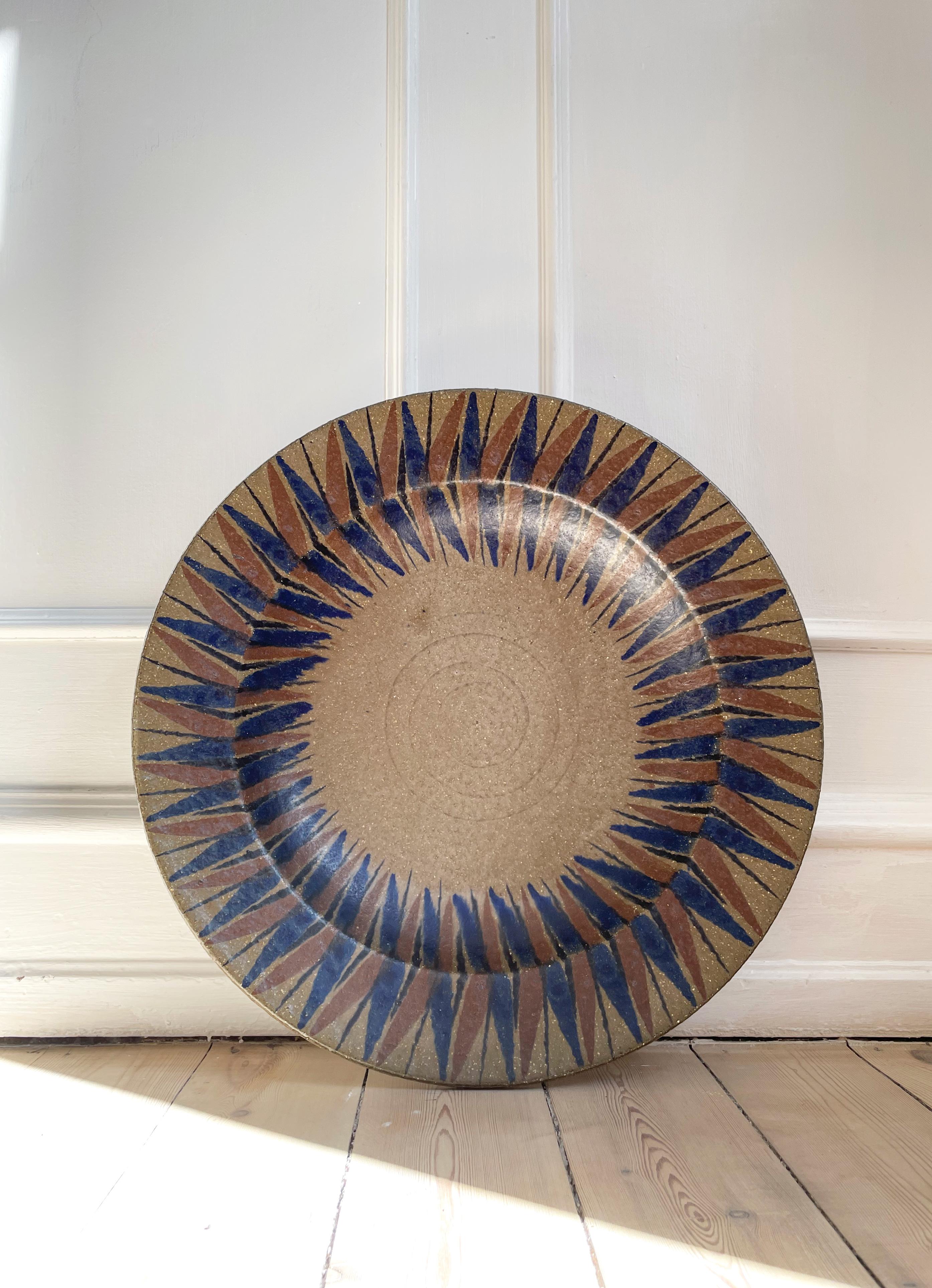 Plato de pared de cerámica muy grande, decoración gráfica, colores orgánicos, años 60 Glaseado en venta
