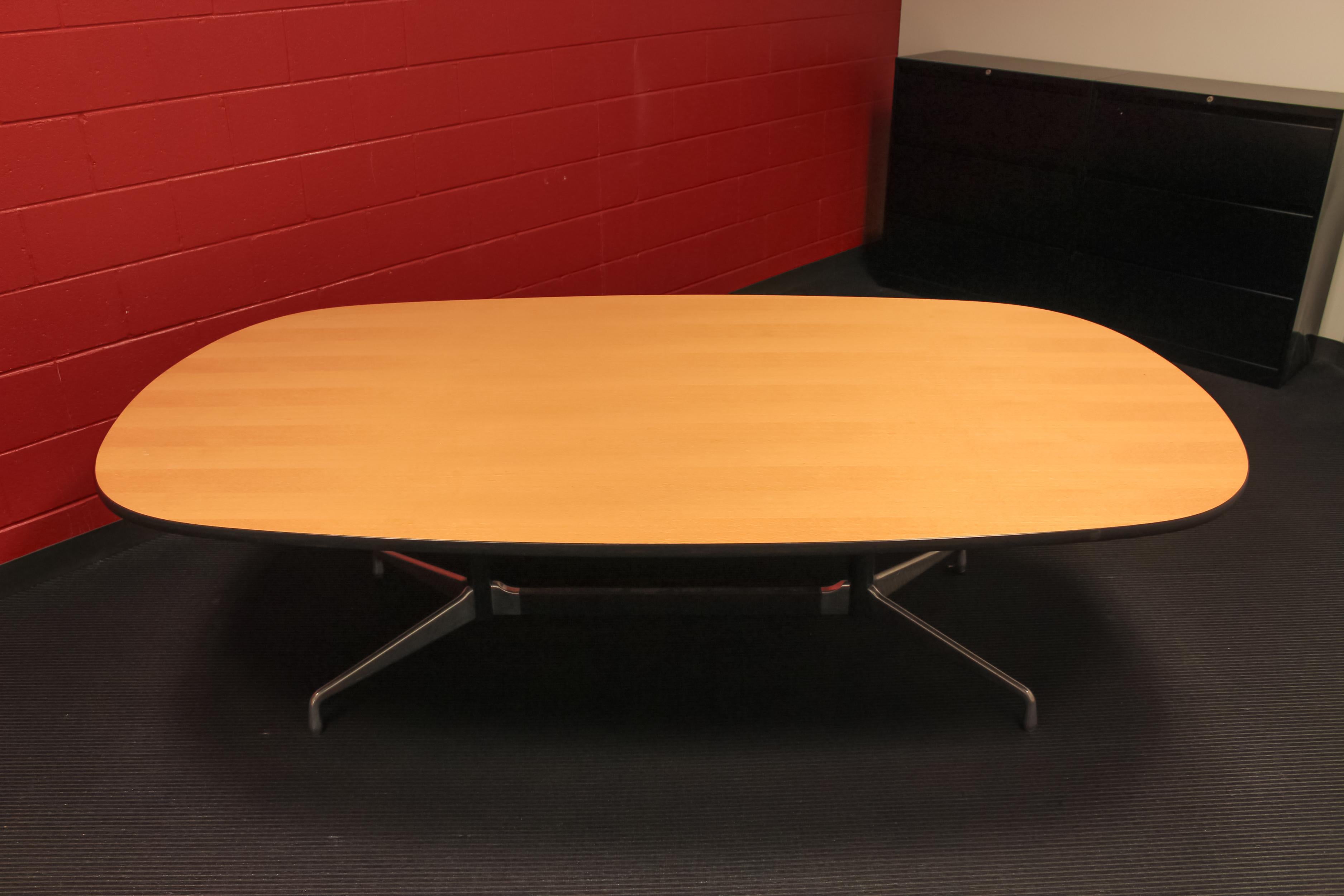 Américain Très grande table de conférence Charles & Ray Eames for Herman Miller 8' Conference Dining Table Oak en vente