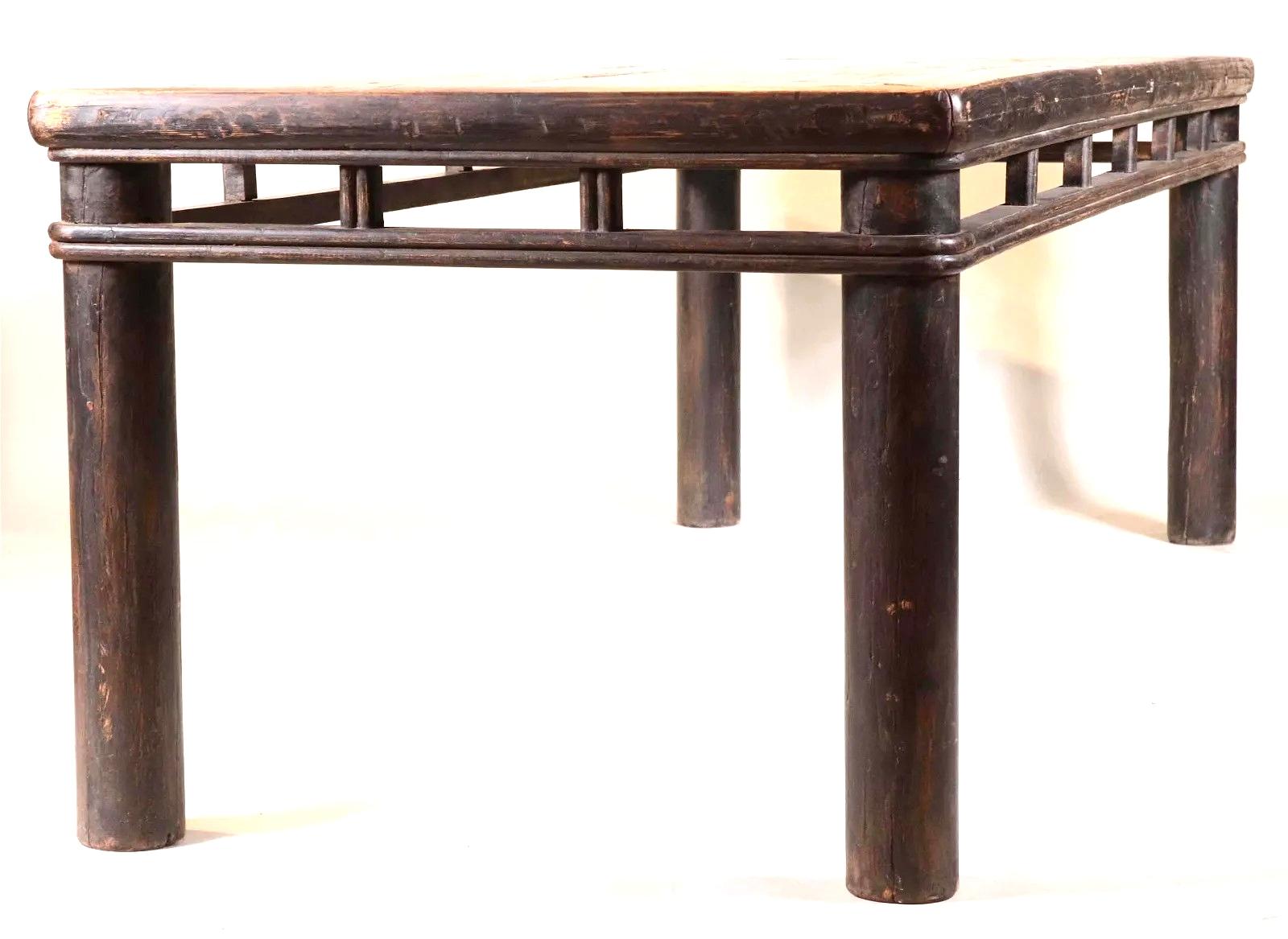 Une grande table d'autel chinoise inhabituelle en bois dur, avec des pieds droits simples et un plateau en planches, avec un tablier ouvert. Ferait une grande table à manger si sa hauteur était réduite de 4 pouces. (Aucun frais pour la réduction de