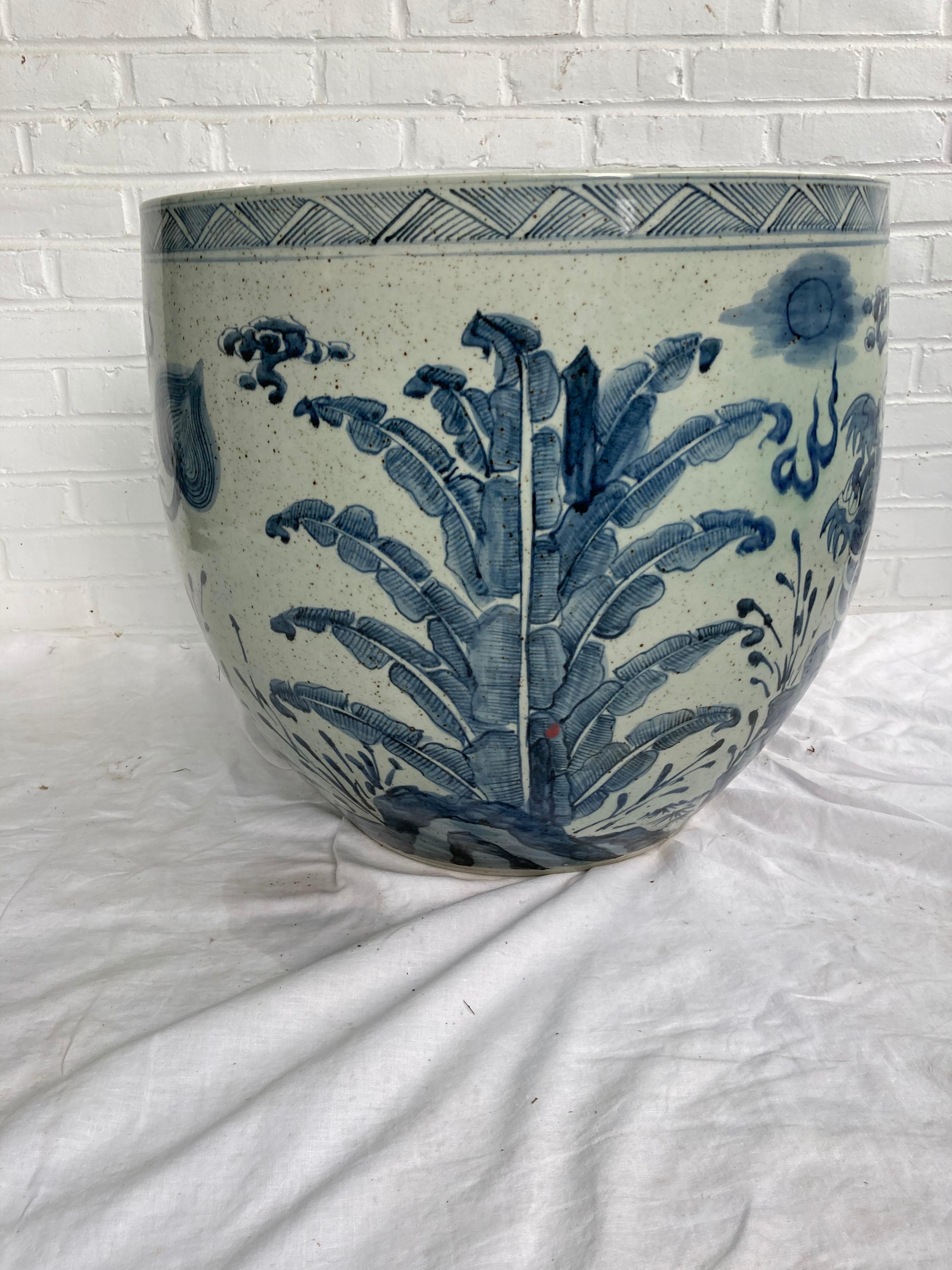 Un très grand bol à poisson/planteur chinois bleu et blanc représentant un dragon et des palmiers ... très lourd.